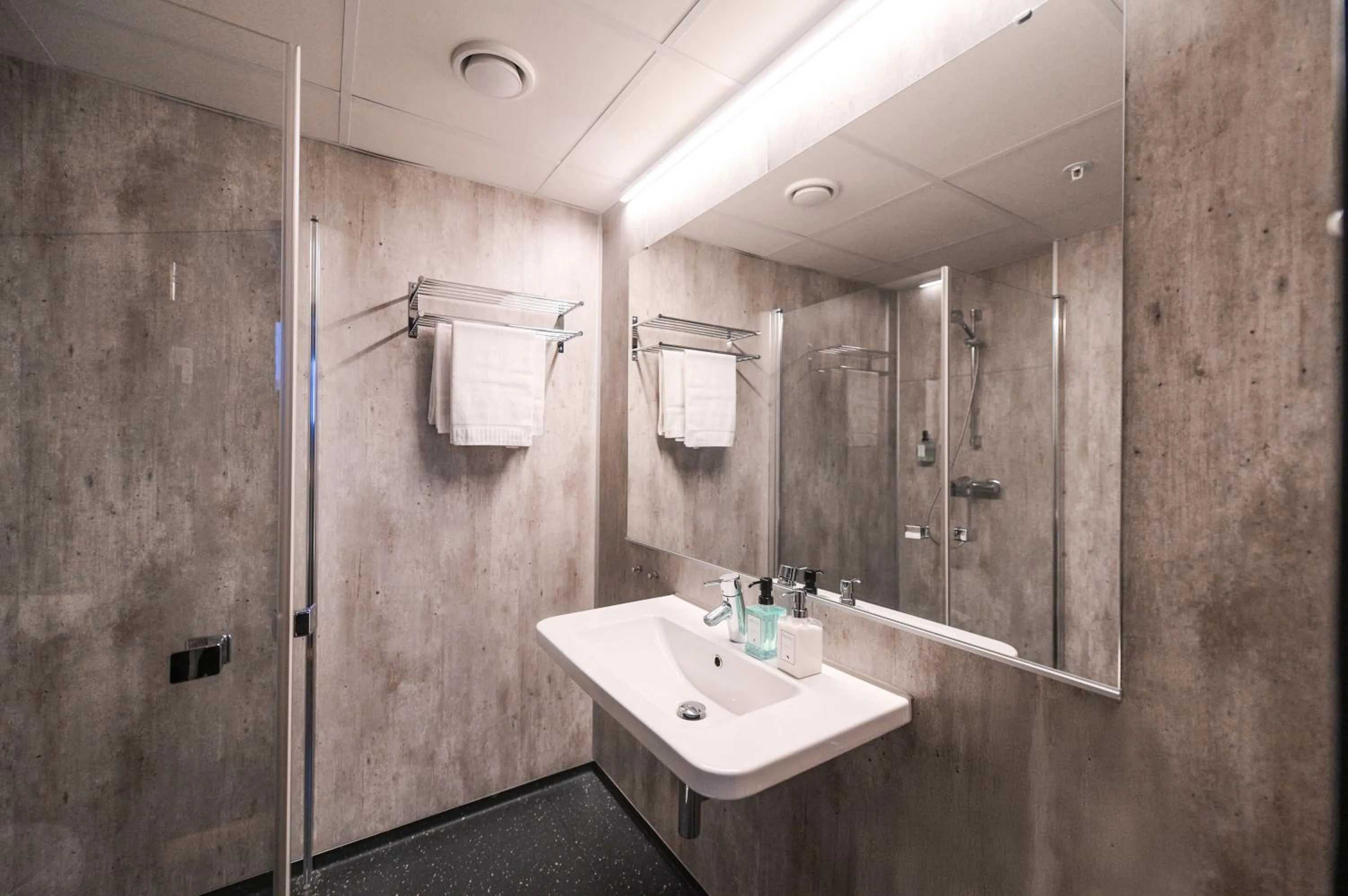 Bathroom in Svalbard Hotell | The Vault