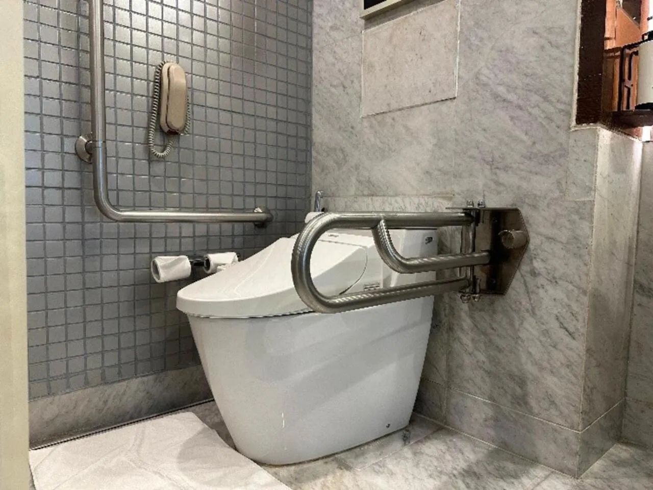 Bathroom in Crowne Plaza Today Gurugram by IHG