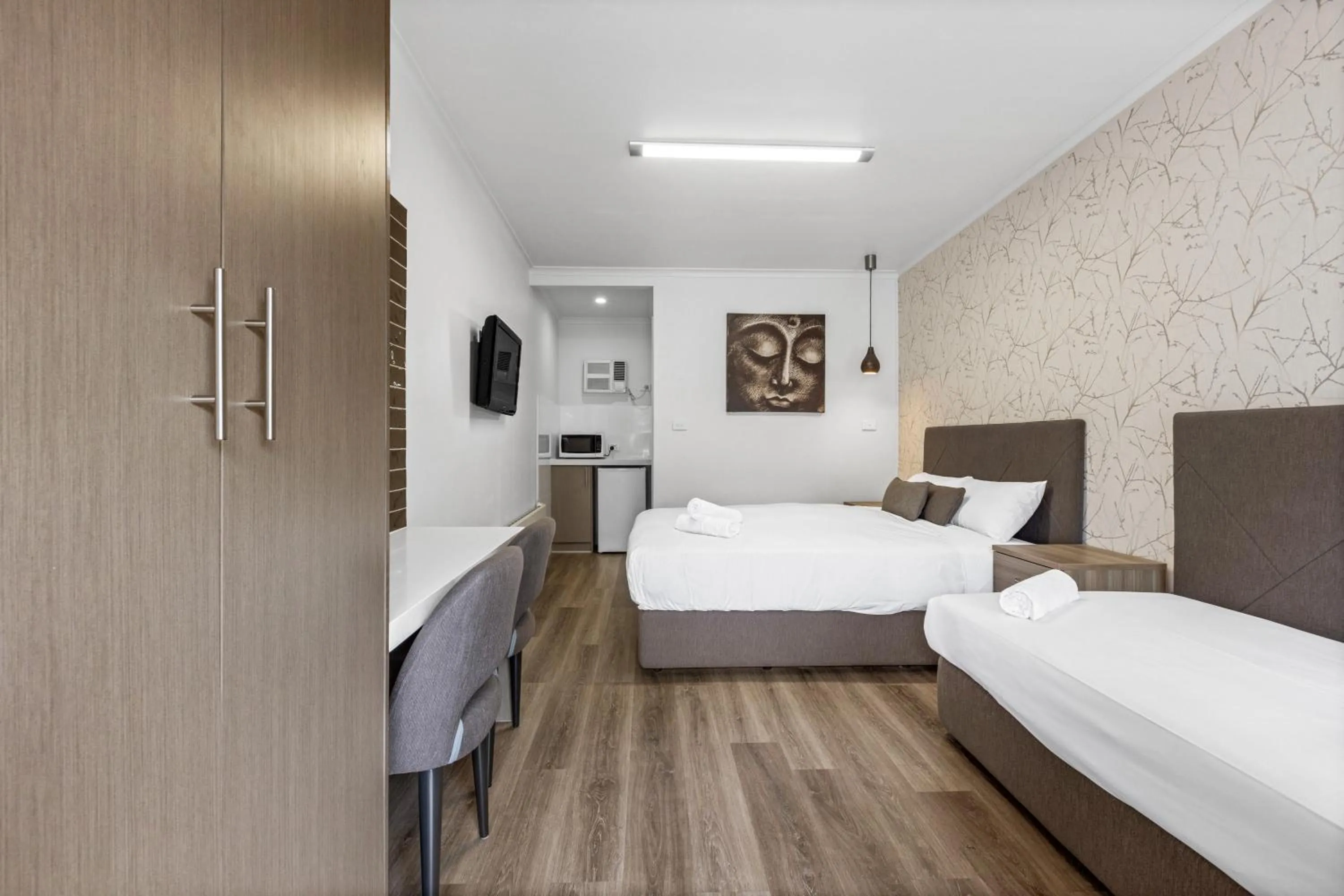 Photo of the whole room, Bed in Rosebud Motel