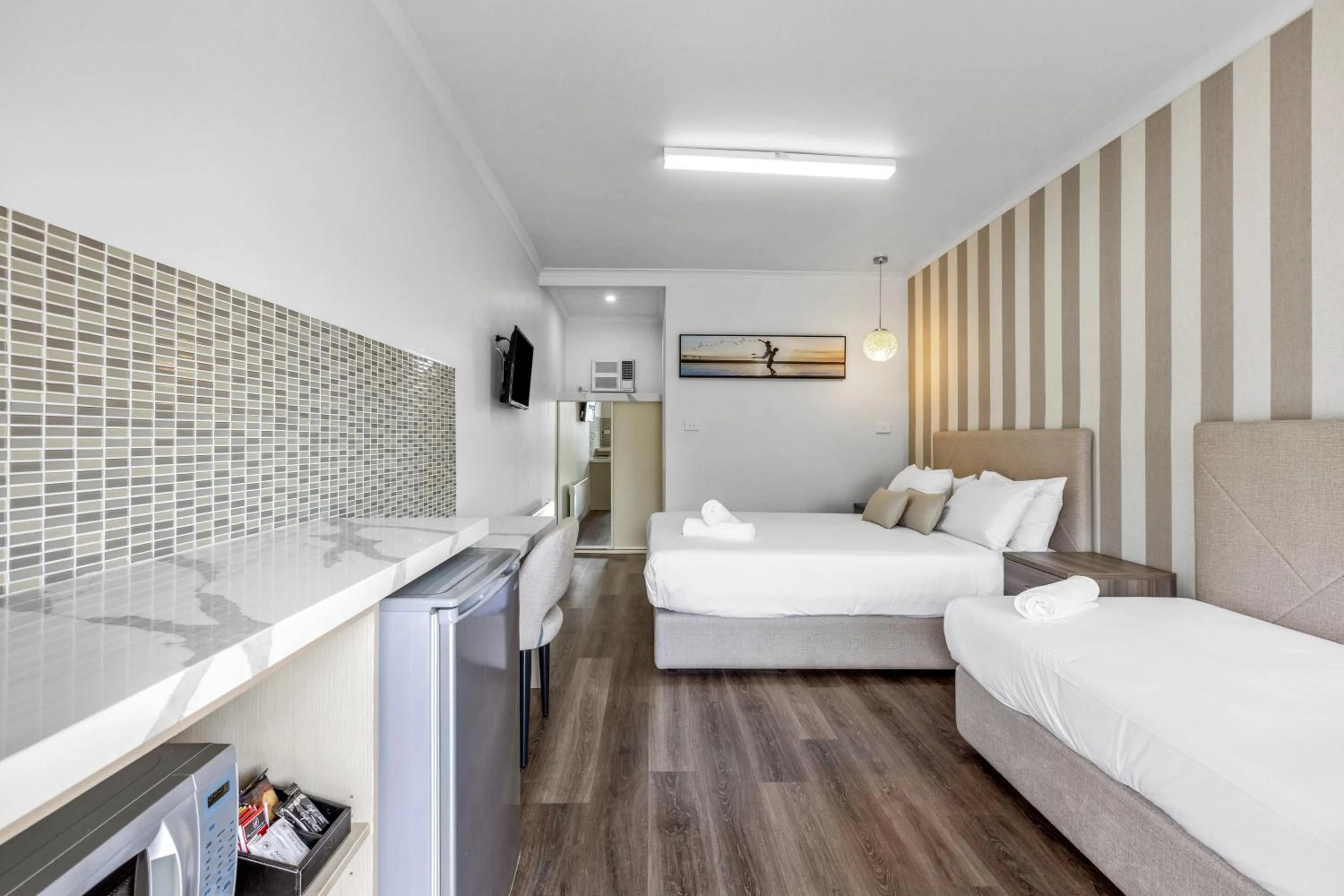 Photo of the whole room, Bed in Rosebud Motel