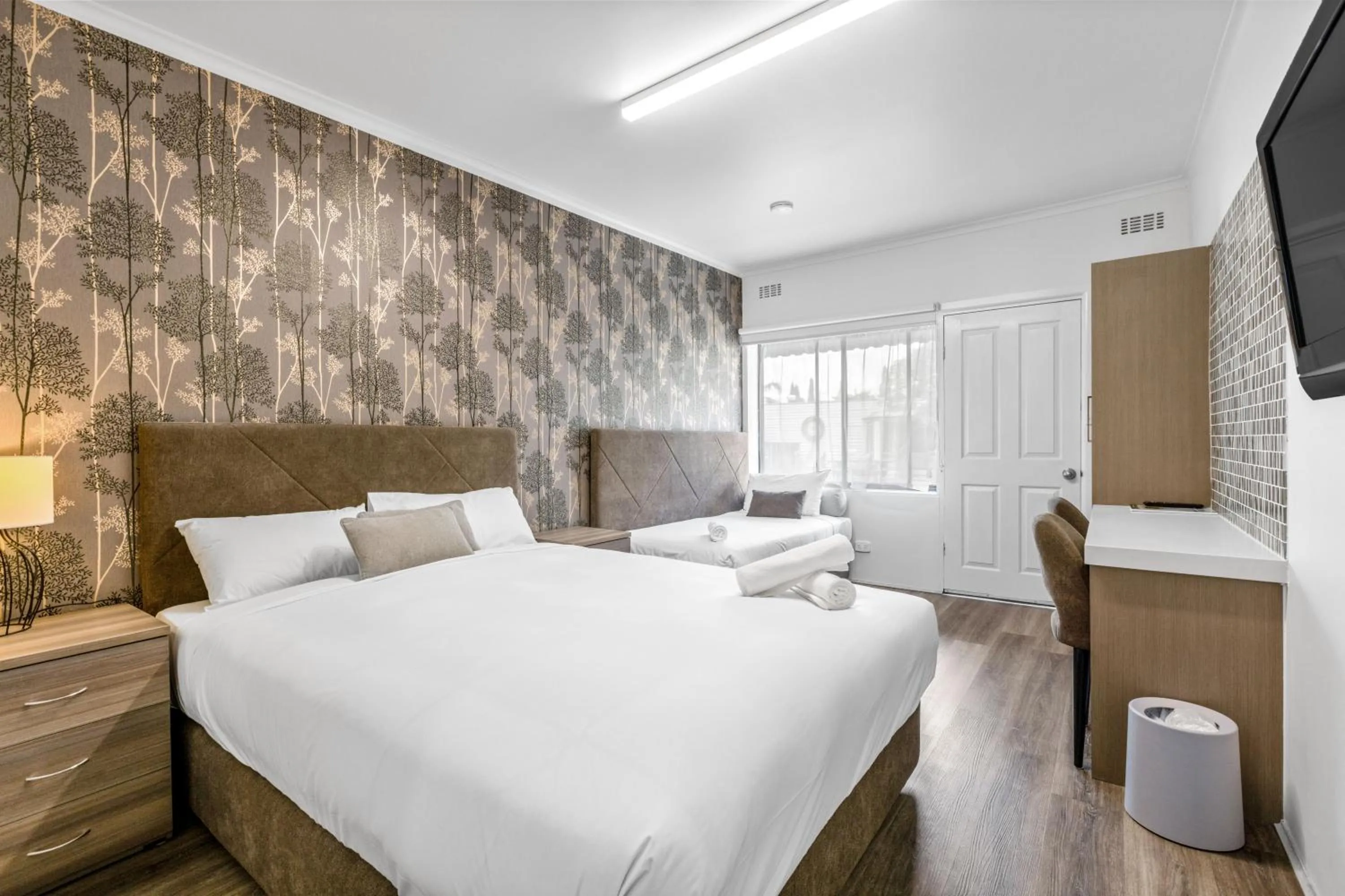 Photo of the whole room, Bed in Rosebud Motel