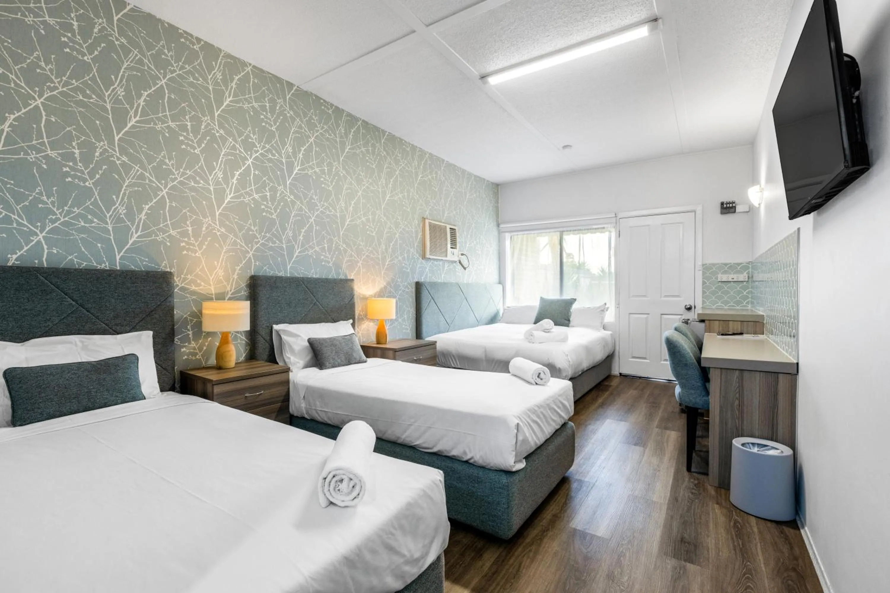 Photo of the whole room, Bed in Rosebud Motel