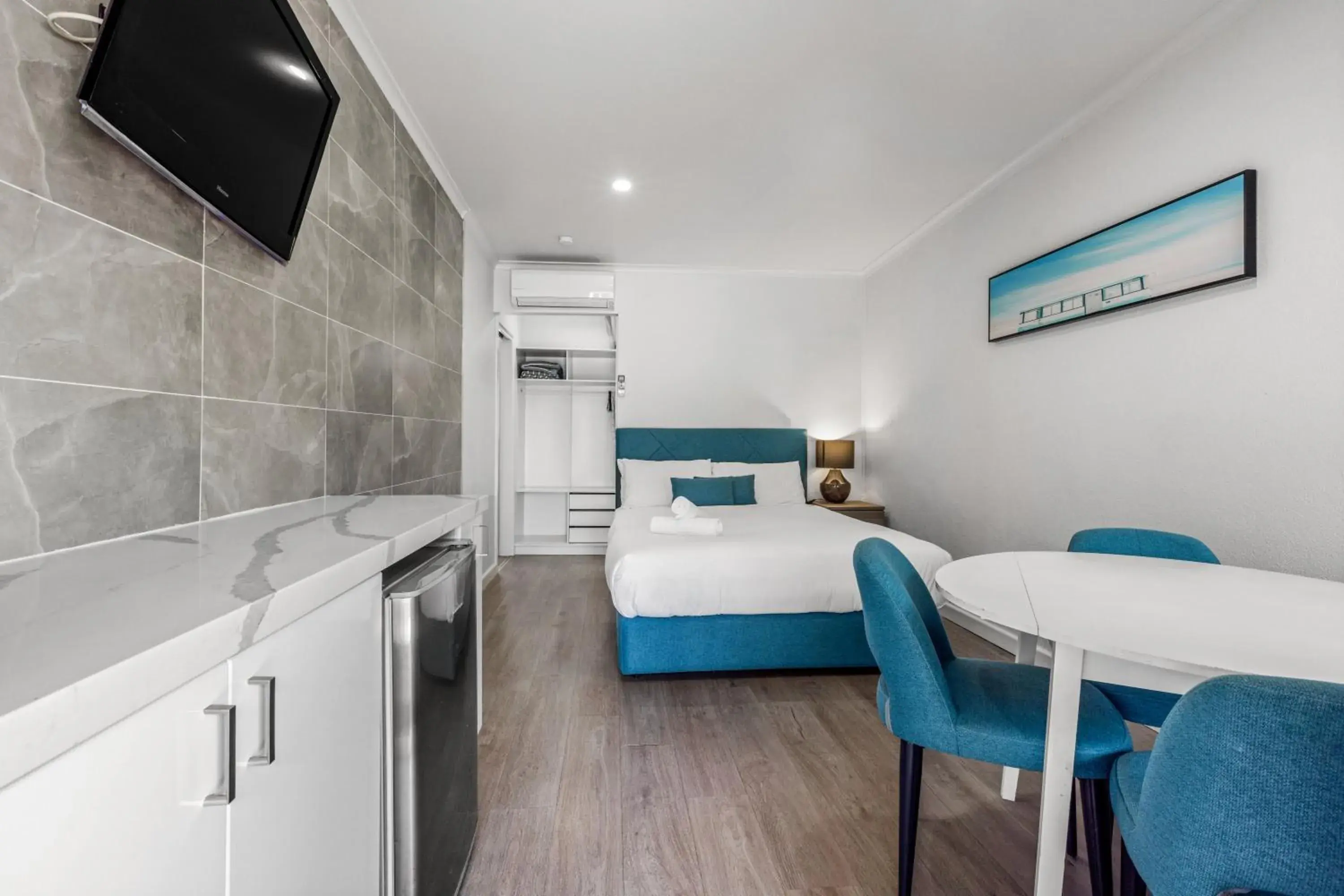 Two-Bedroom Family Suite in Rosebud Motel Two-Bedroom Family Suite in Rosebud Motel