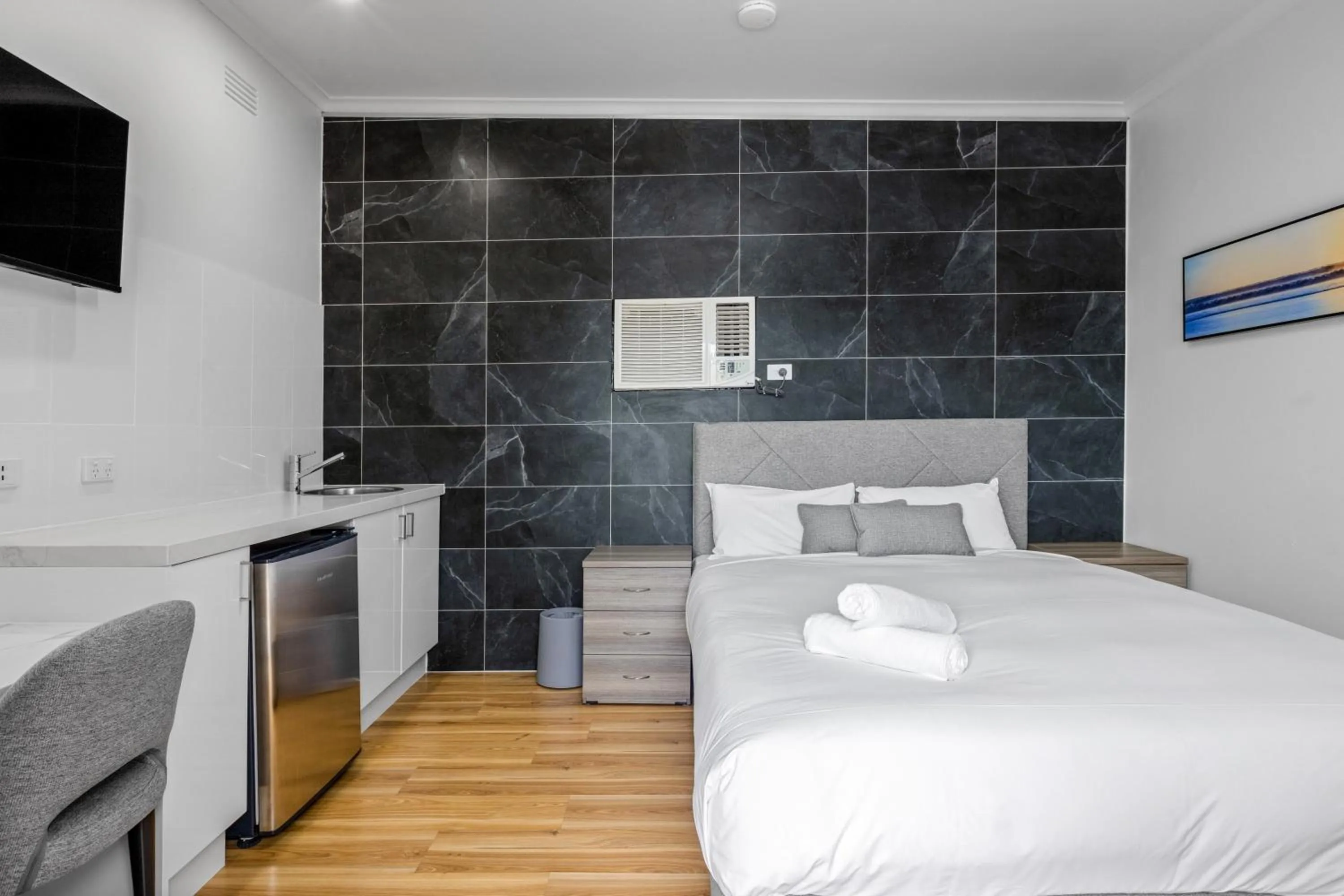 Photo of the whole room, Bed in Rosebud Motel