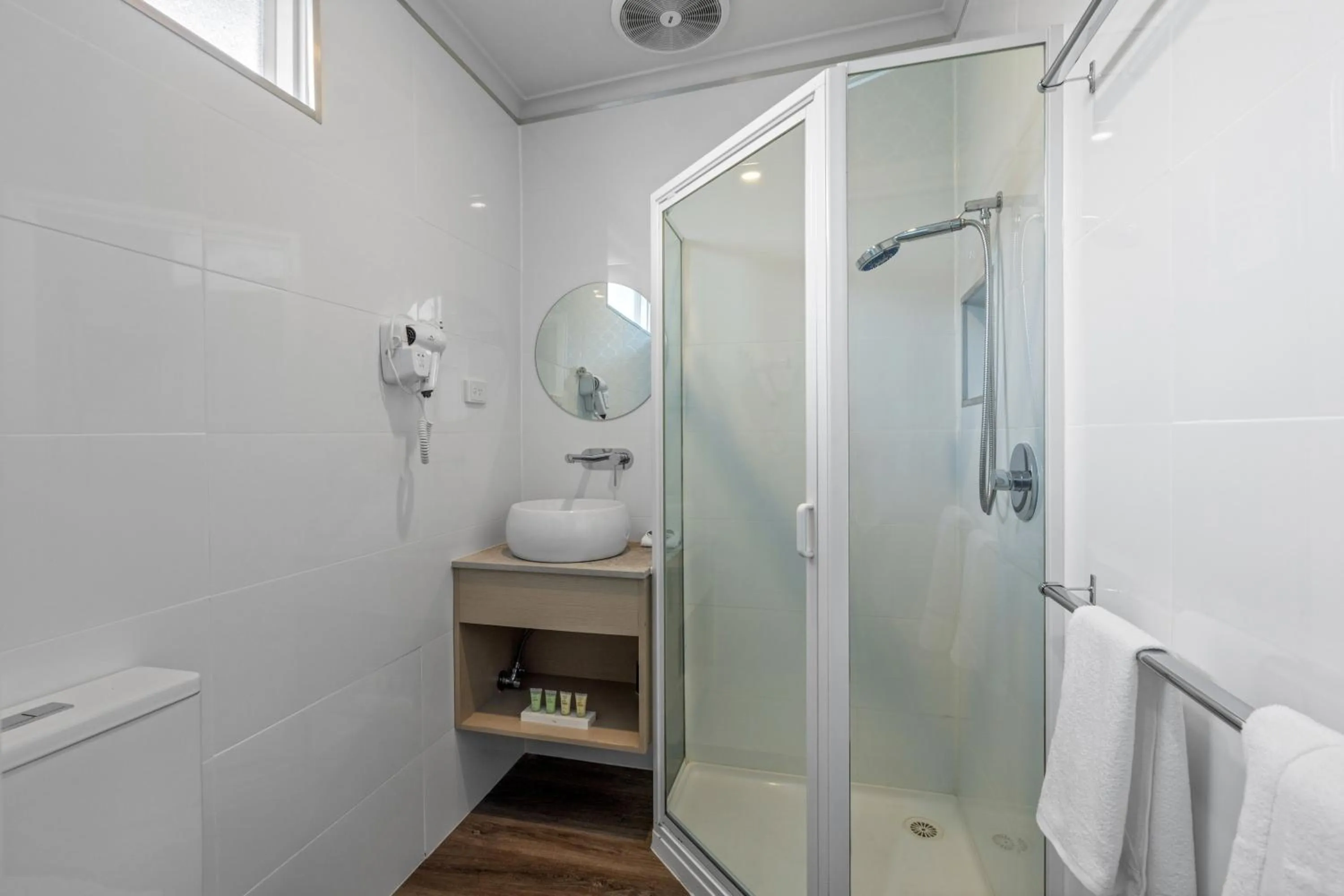 Bathroom in Rosebud Motel