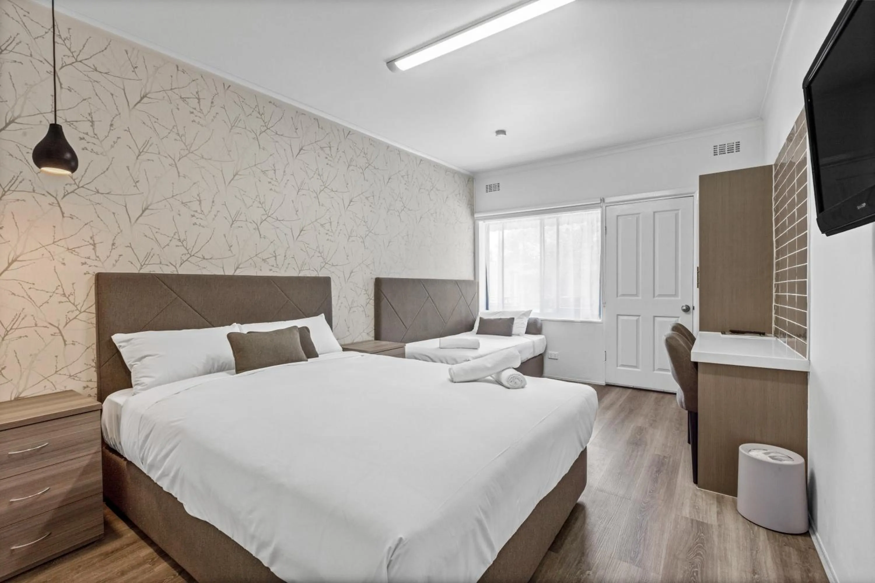 Photo of the whole room, Bed in Rosebud Motel