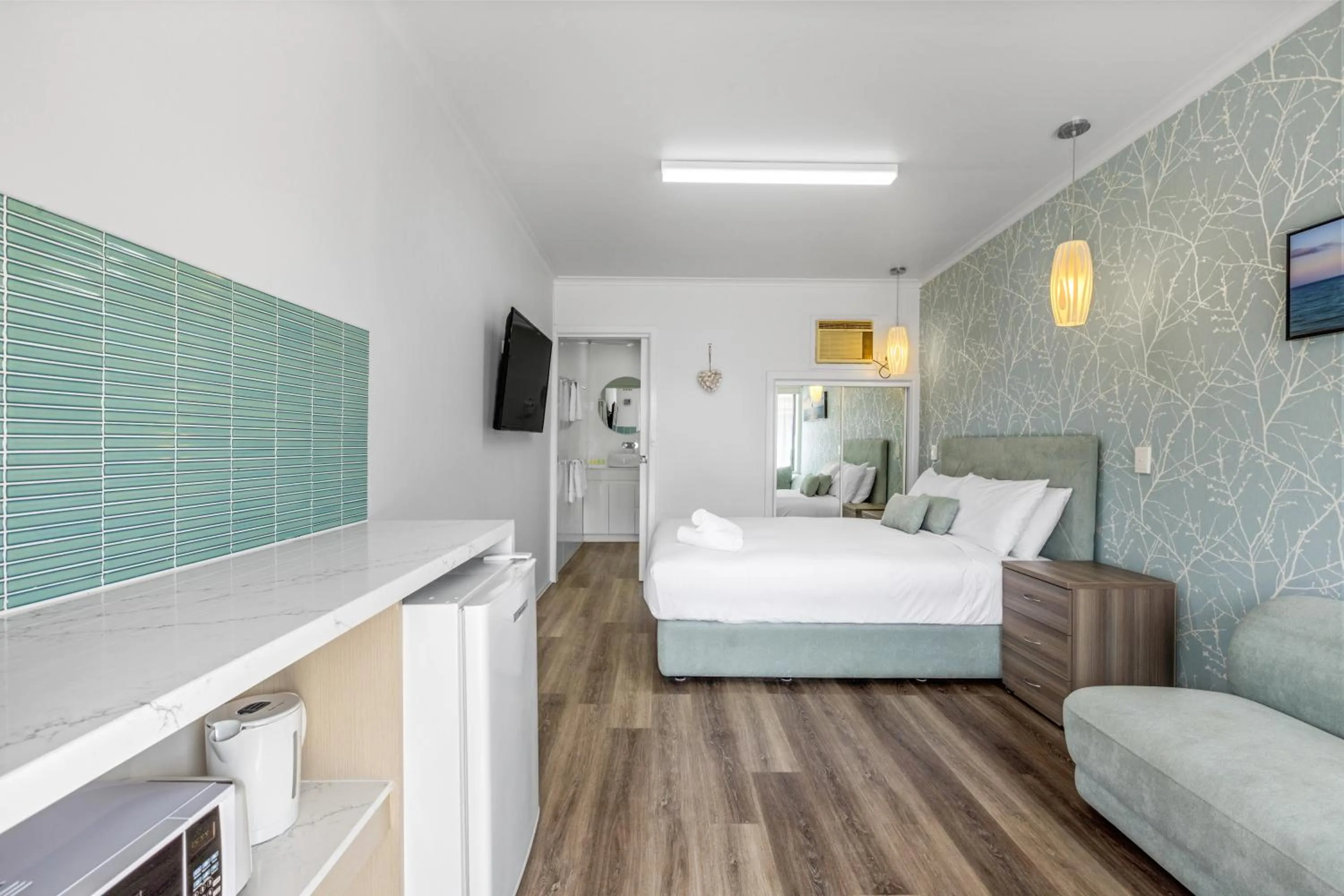 Photo of the whole room, Bed in Rosebud Motel