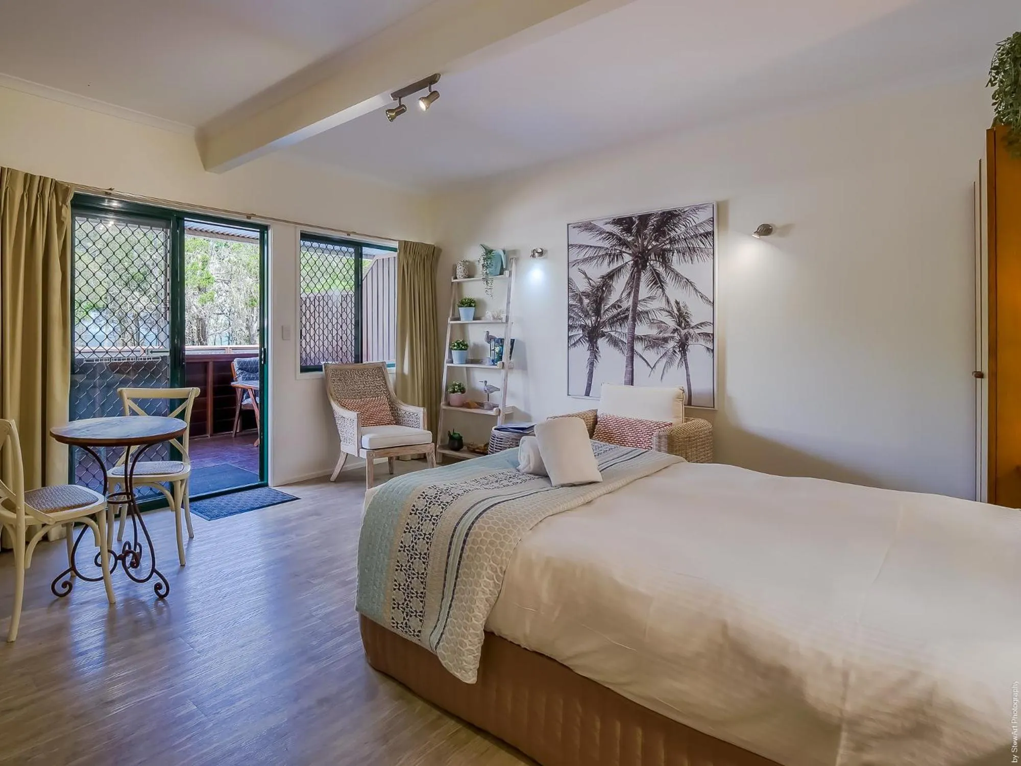 Dining area, Bed in Boat Harbour Studio Apartments and Villas