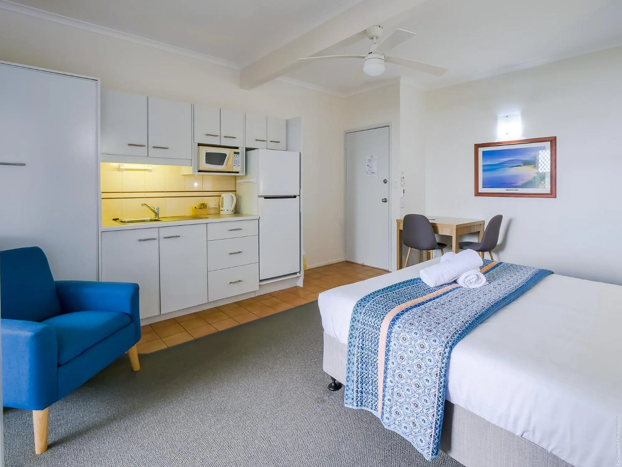 Kitchen or kitchenette, Bed in Boat Harbour Studio Apartments and Villas