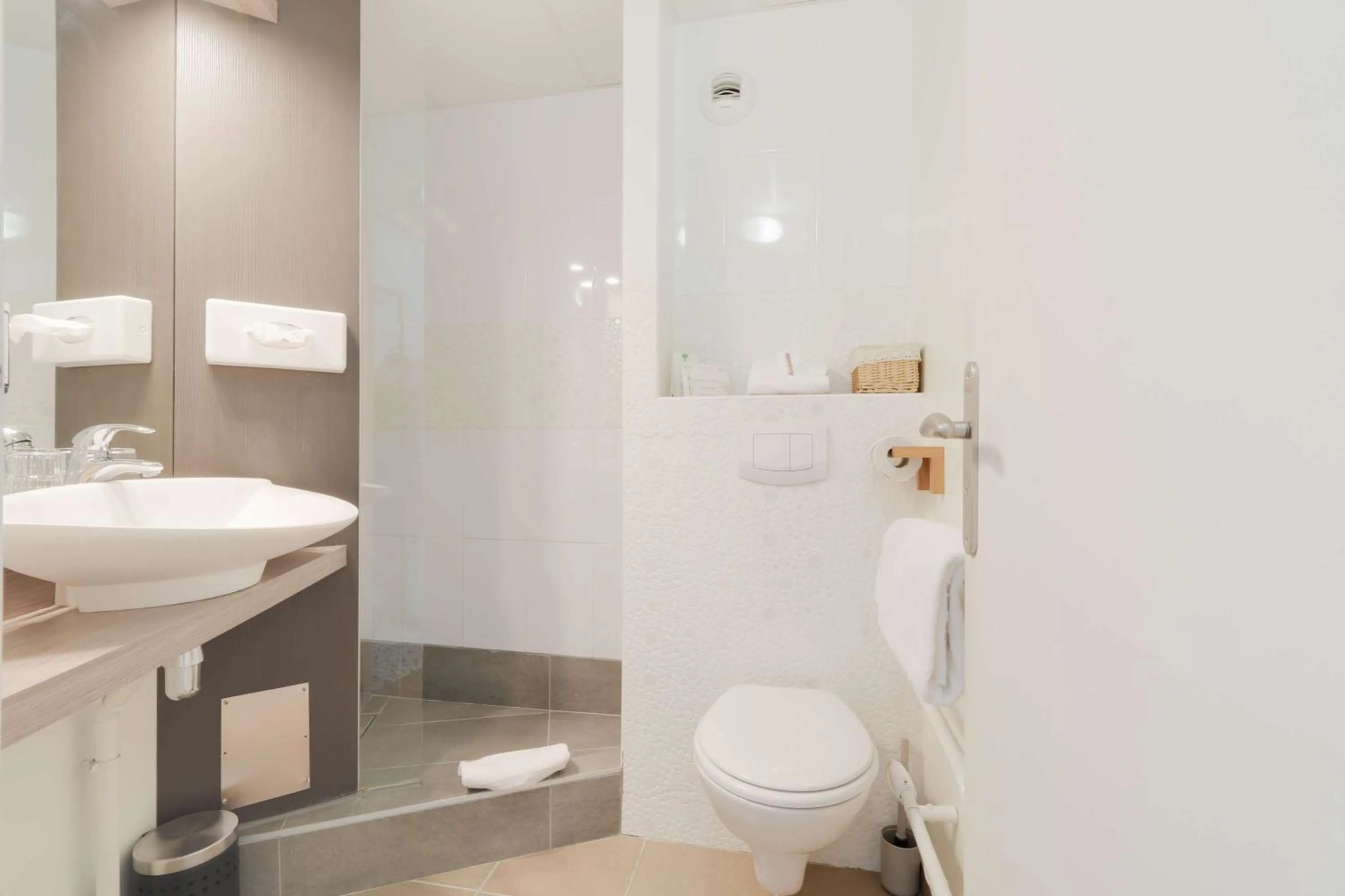 Bathroom in Brit Hotel Alghotel