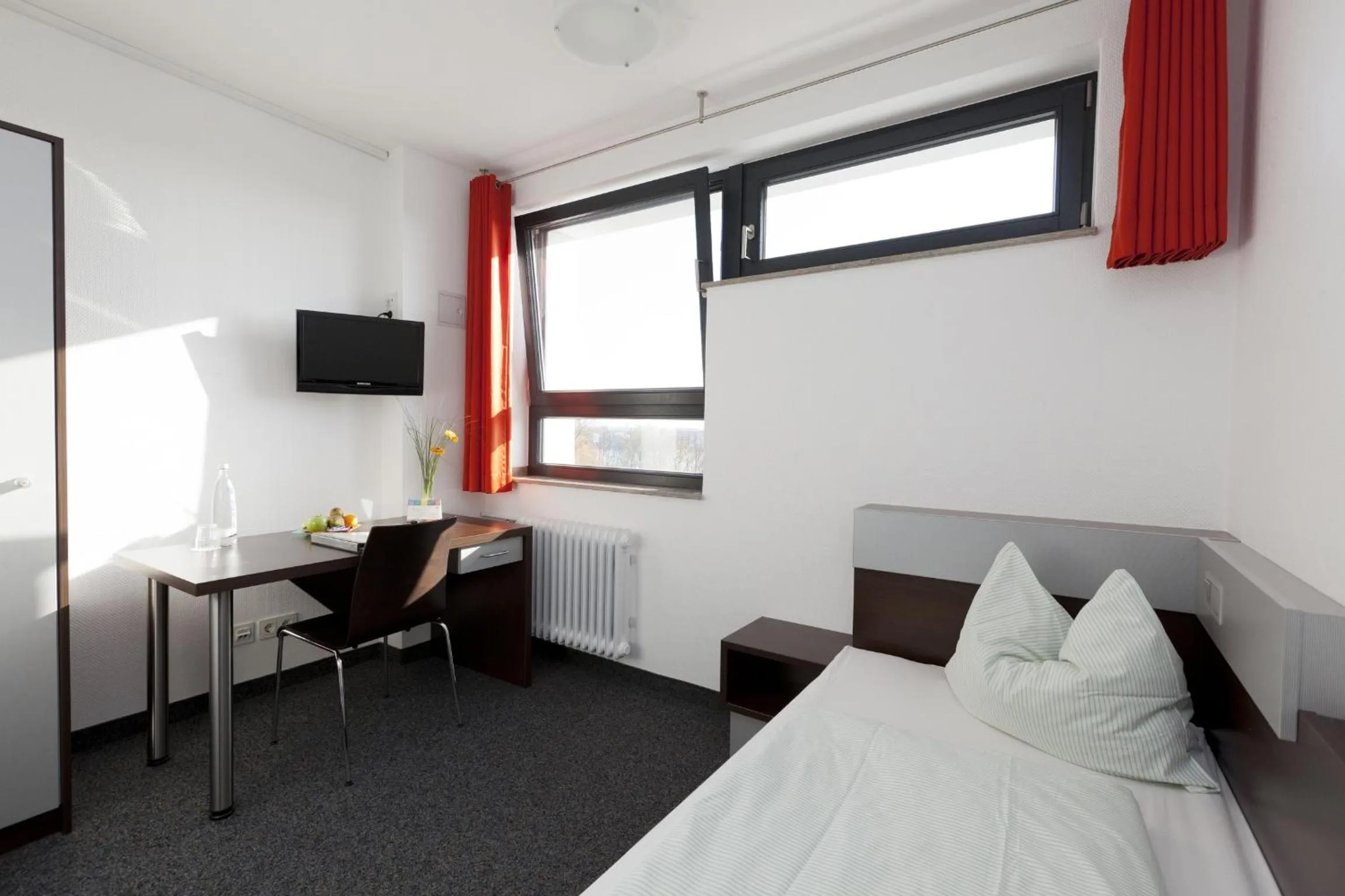 Photo of the whole room, Bed in Jugendherberge City-Hostel Köln-Riehl