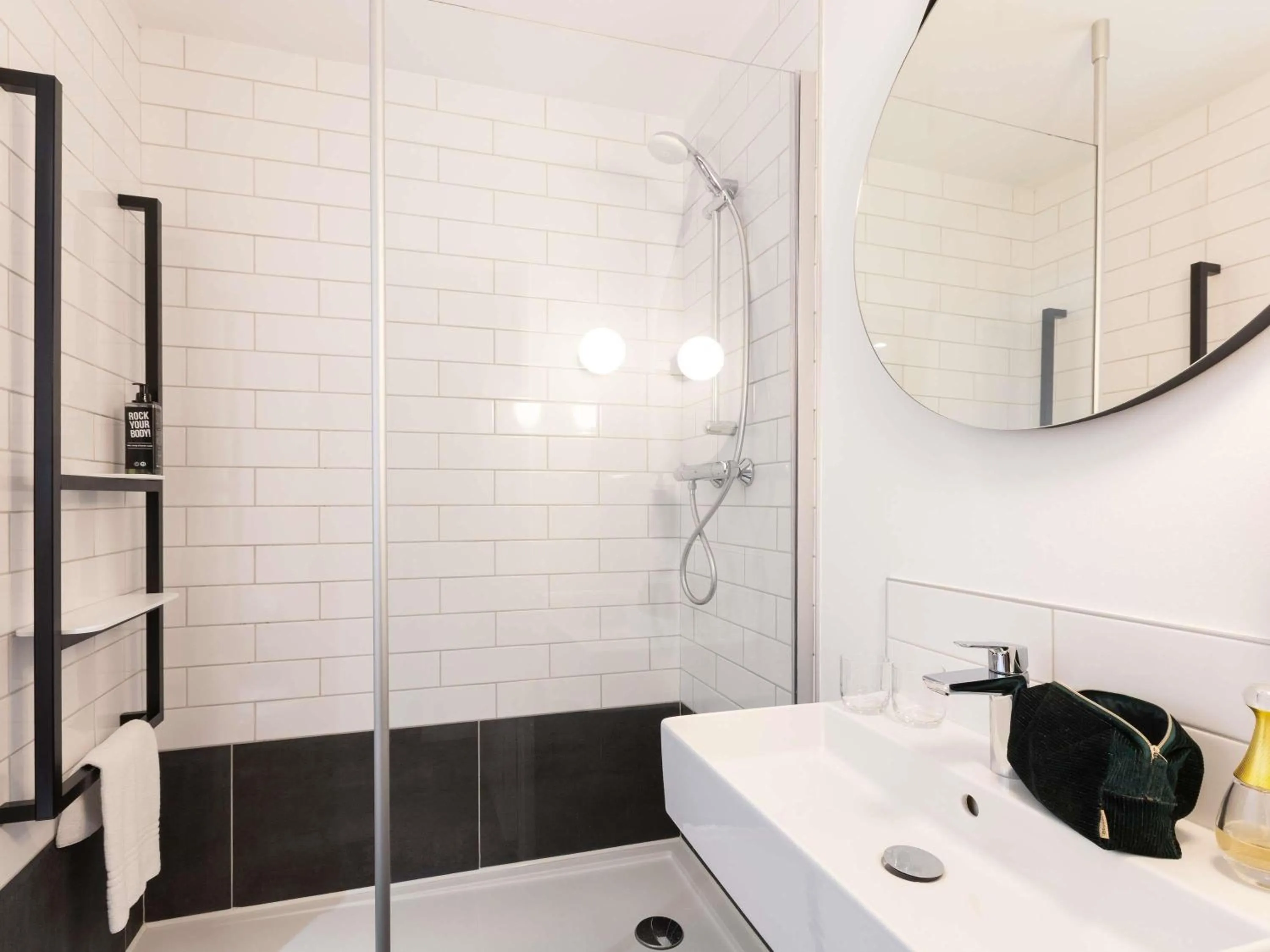 Bedroom in ibis Epinal Centre