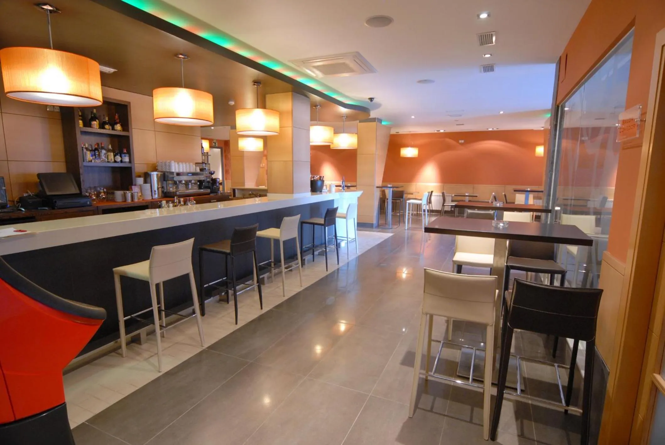 Restaurant/places to eat in Hotel Macami