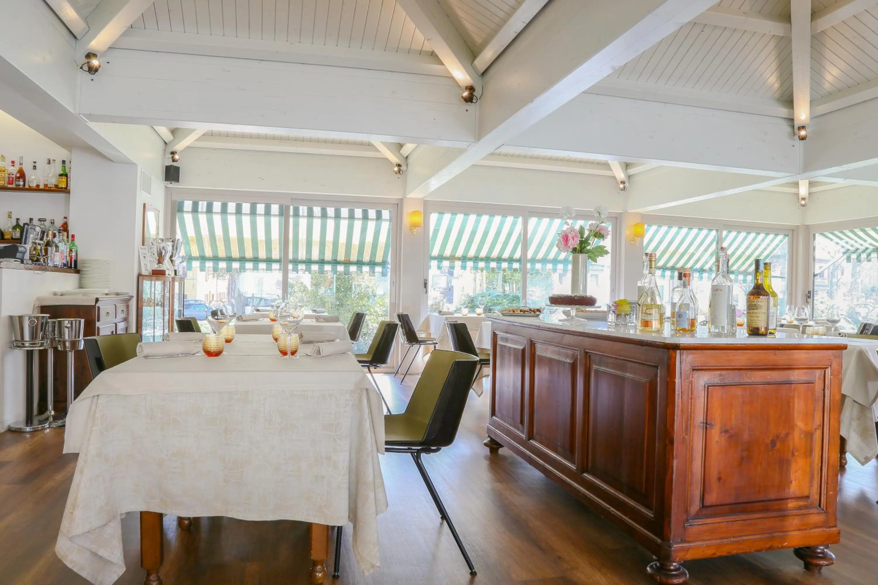 Restaurant/places to eat in Hotel Augustus