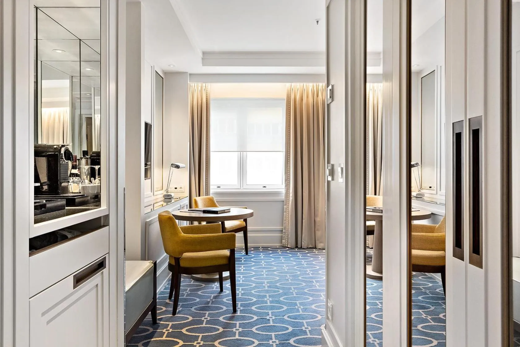 Photo of the whole room, Bed in Hotel Continental