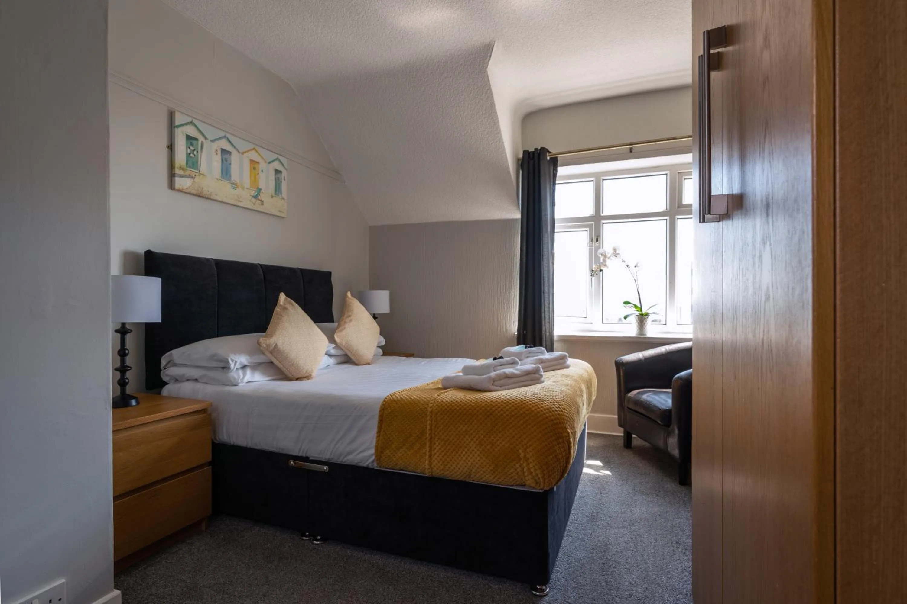 Shower, Bed in Coasters Holiday Apartments