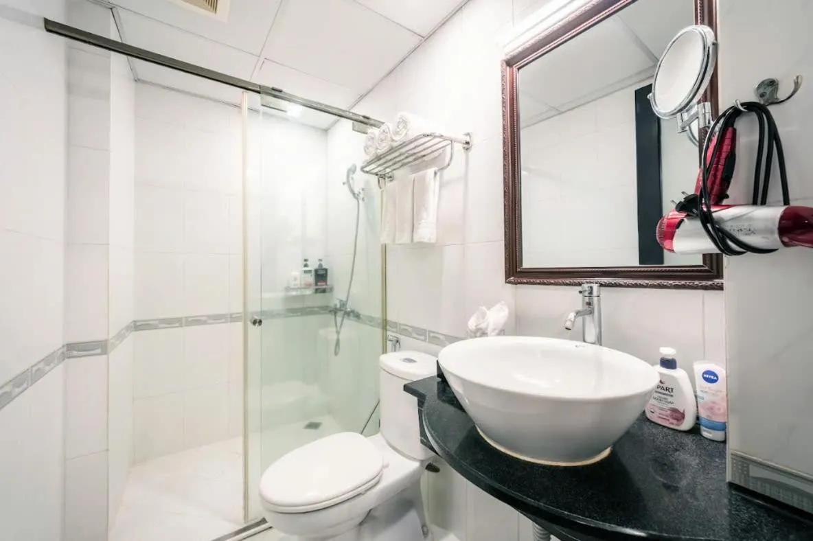 Shower in A25 Hotel - 28 Trần Quý Cáp