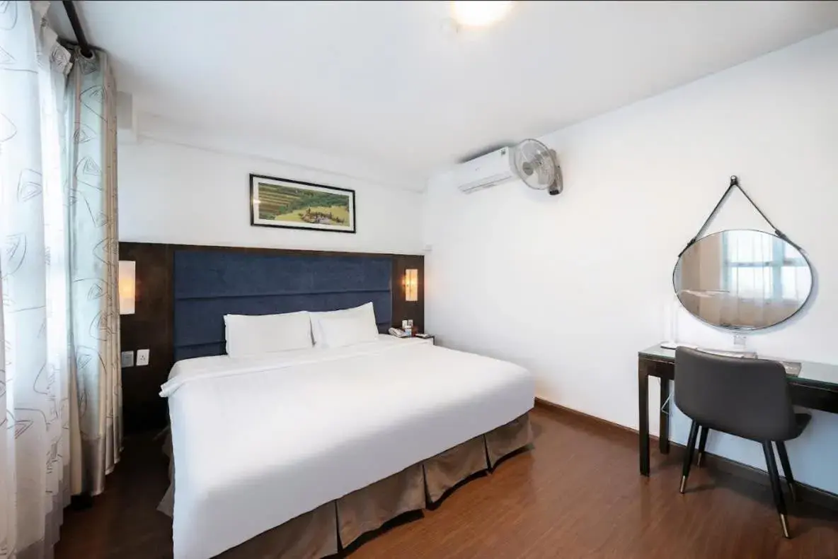 Deluxe Double Room in A25 Hotel - 28 Trần Quý Cáp Deluxe Double Room in A25 Hotel - 28 Trần Quý Cáp