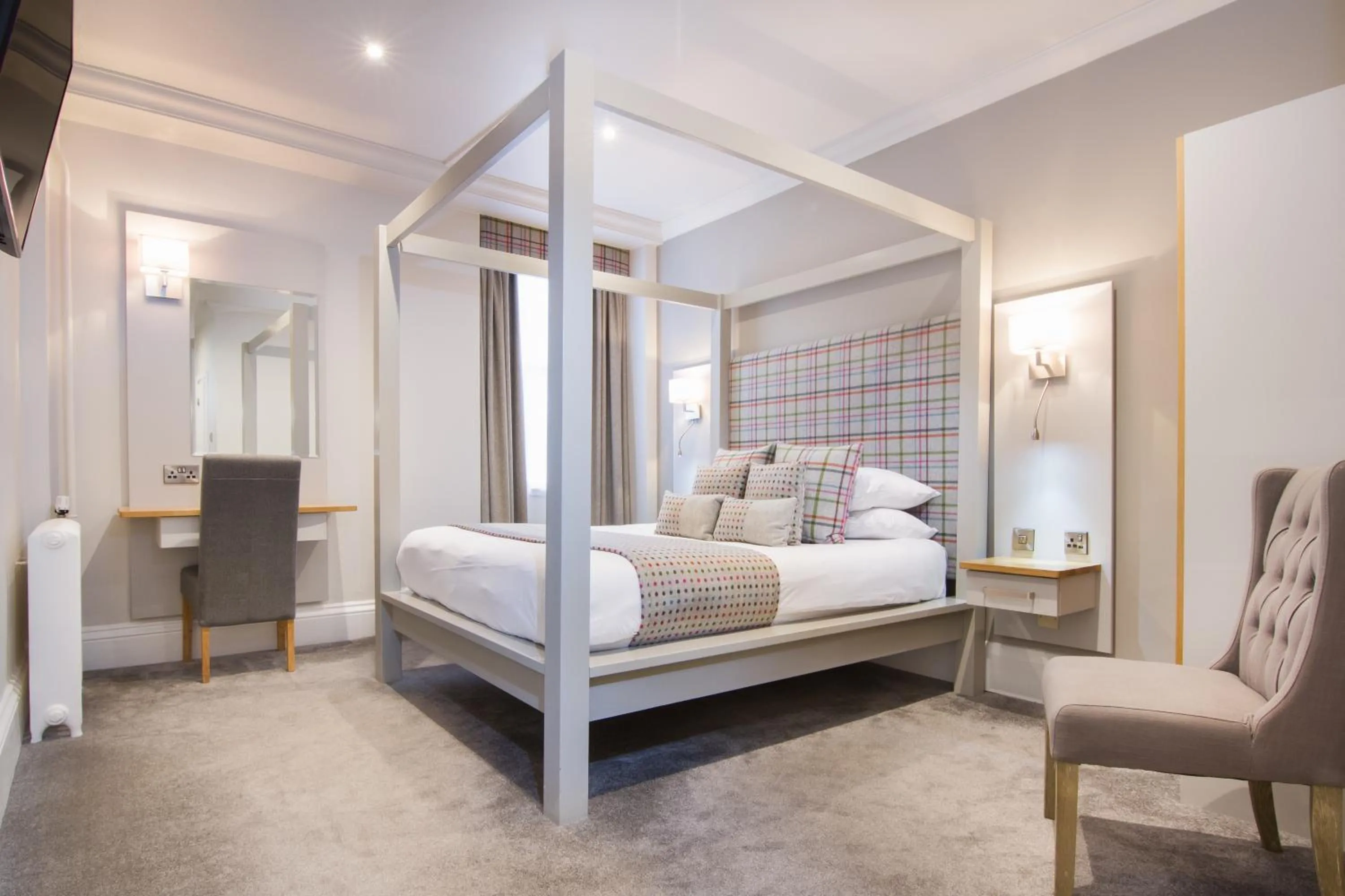 Spring, Bed in White Hart Hotel & Apartments