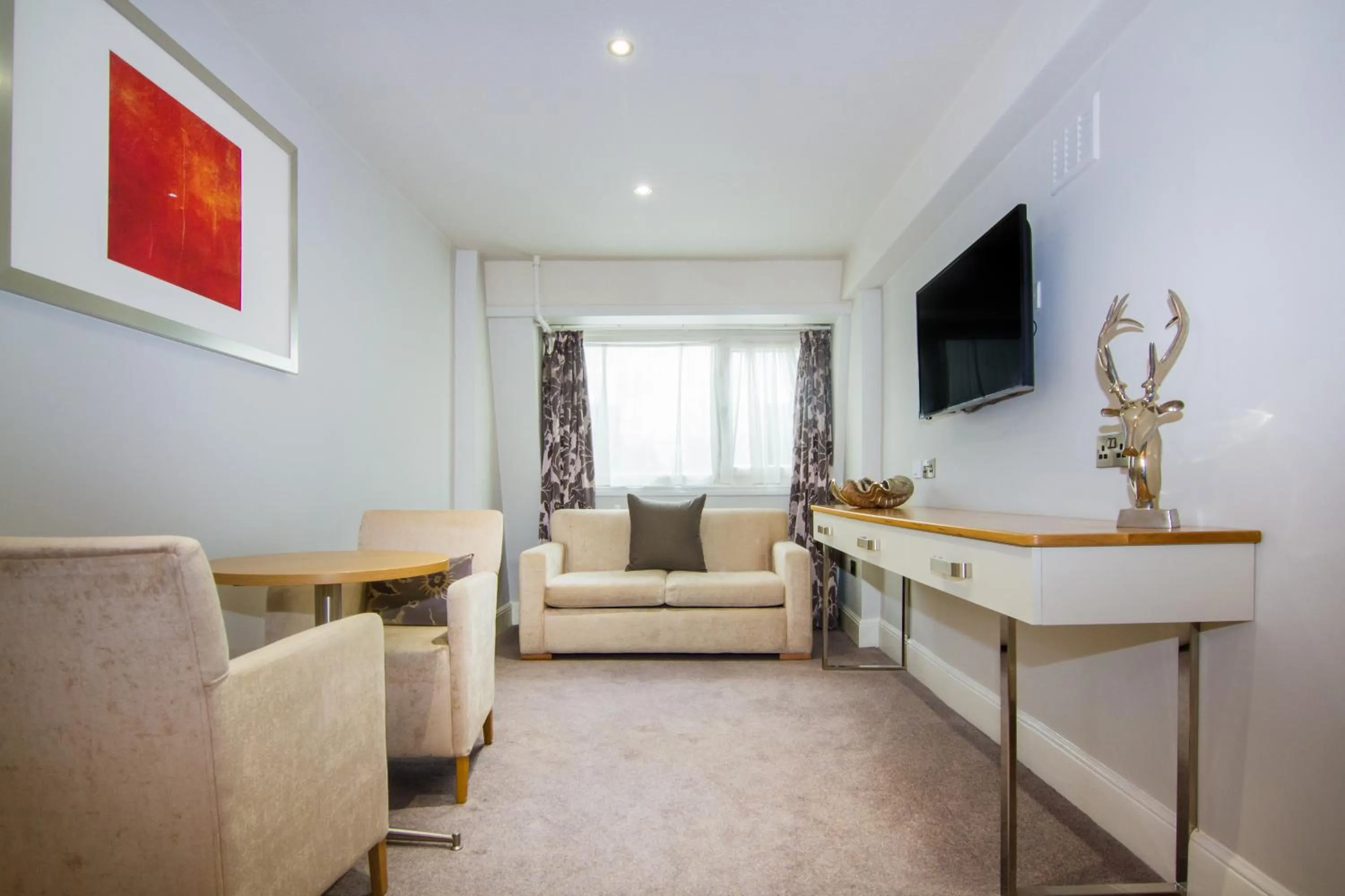 Day in White Hart Hotel & Apartments