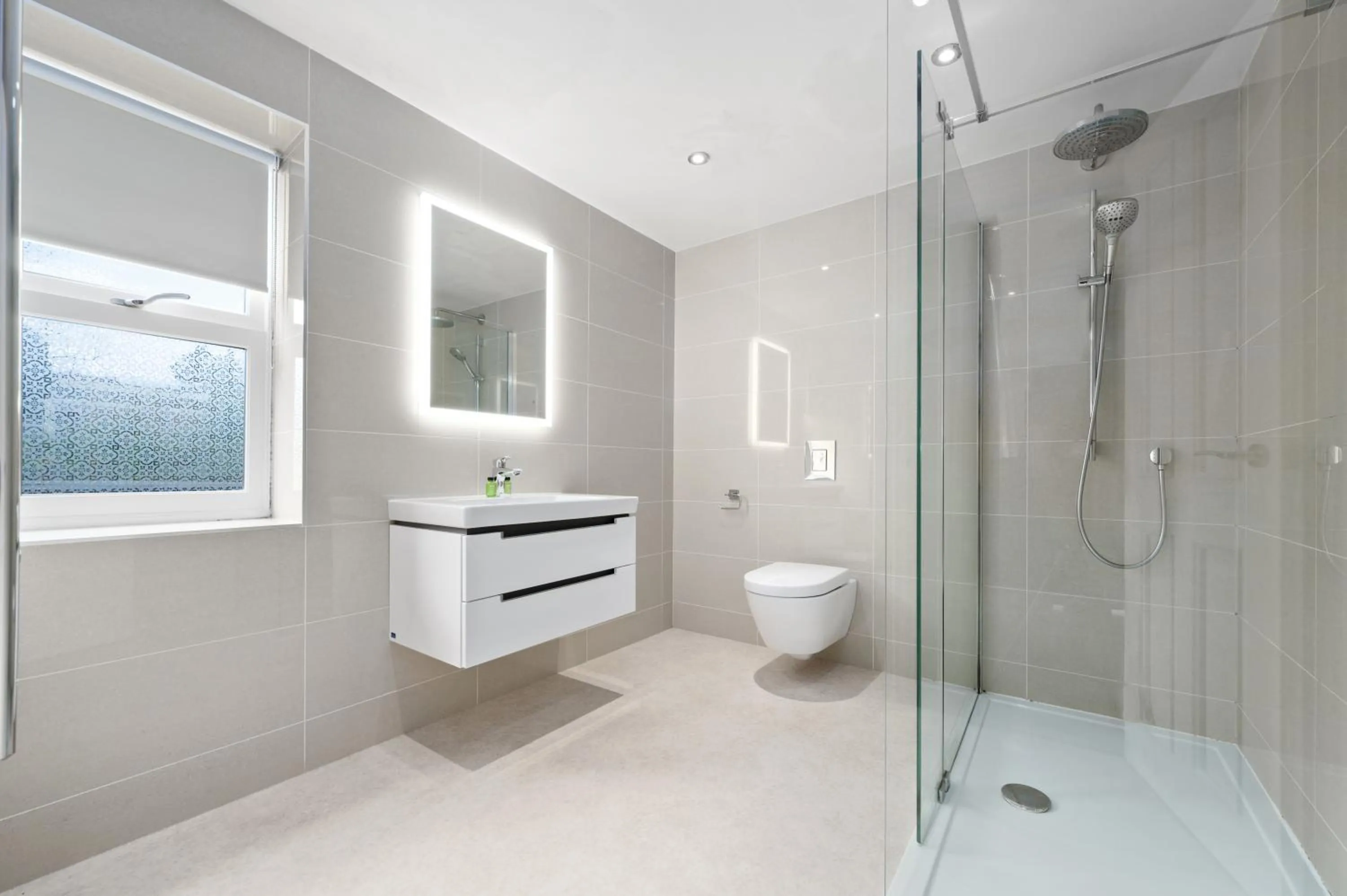 Shower in White Hart Hotel & Apartments