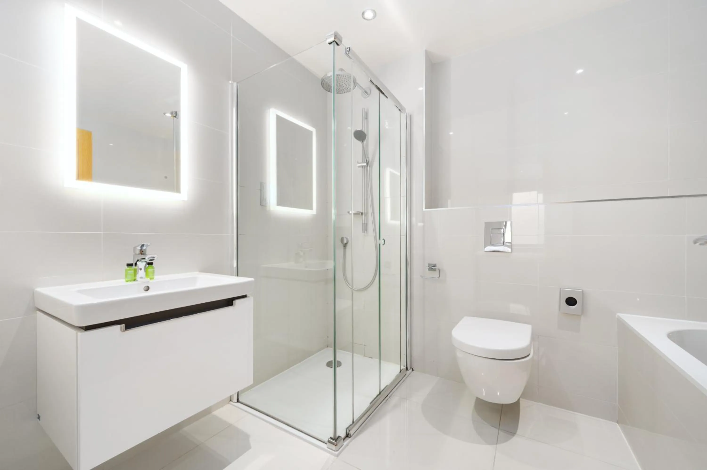 Shower in White Hart Hotel & Apartments
