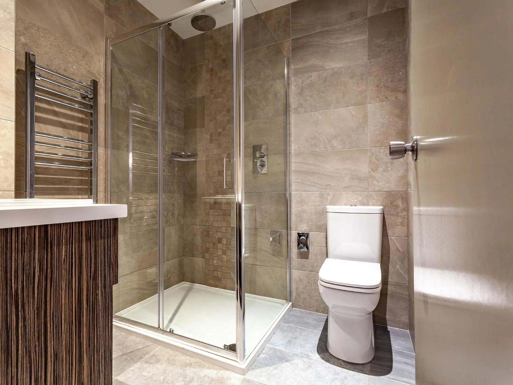 Shower in White Hart Hotel & Apartments