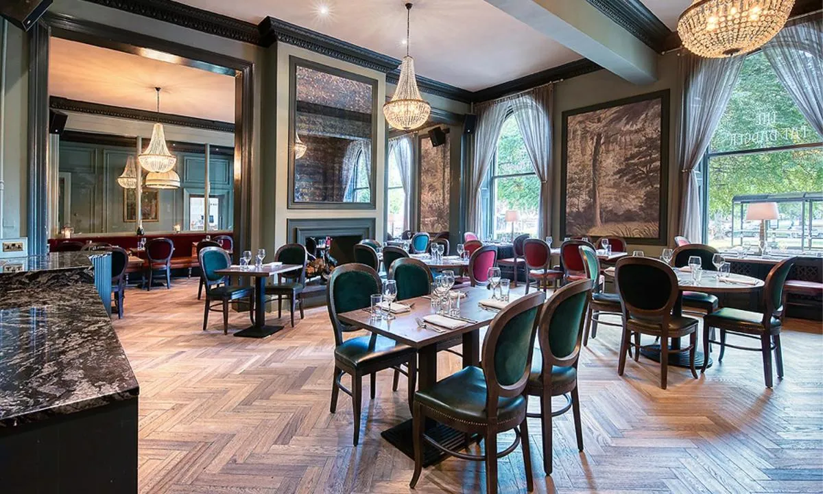 Restaurant/places to eat in White Hart Hotel & Apartments