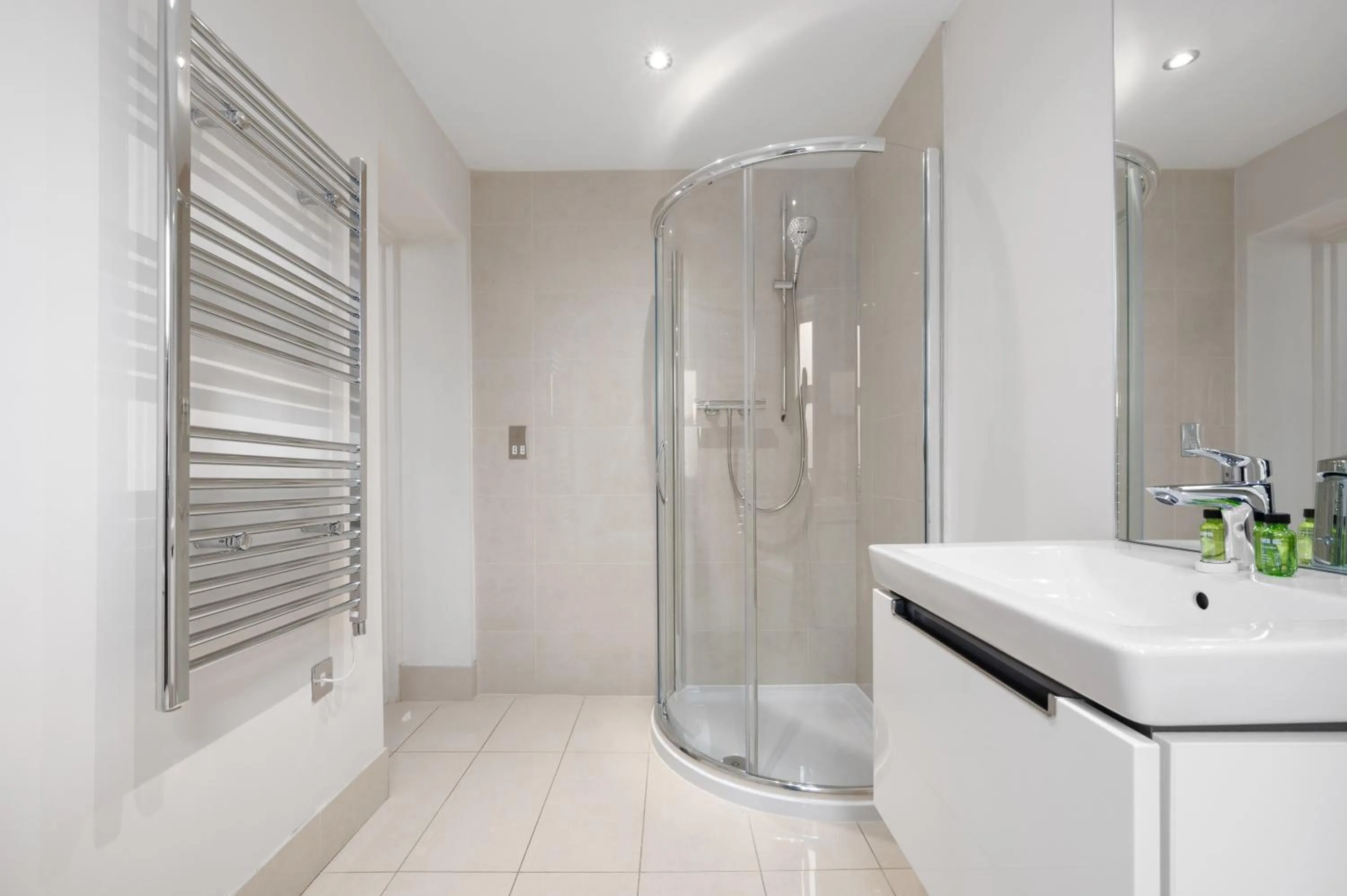 Shower in White Hart Hotel & Apartments