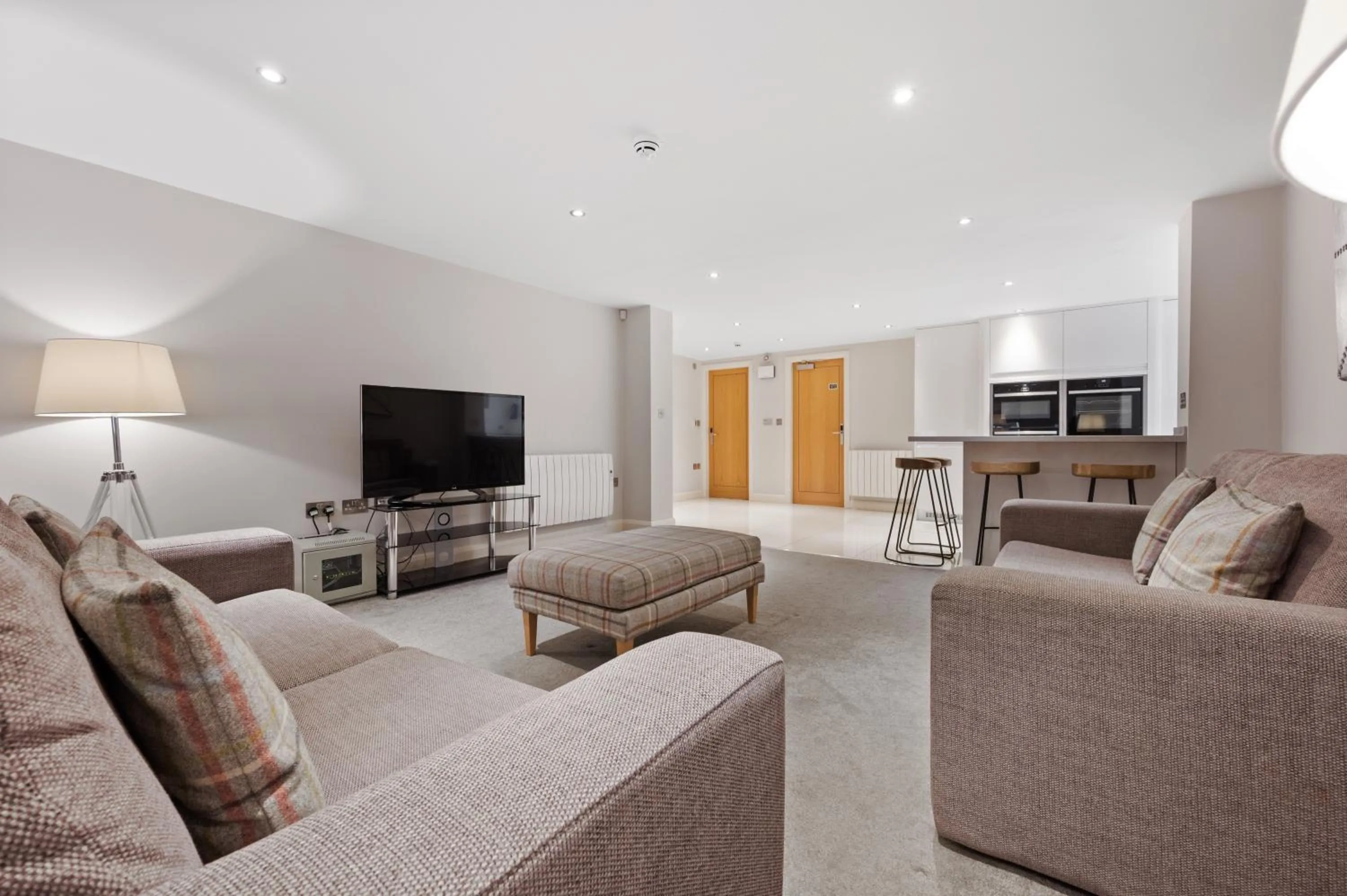 TV and multimedia in White Hart Hotel & Apartments