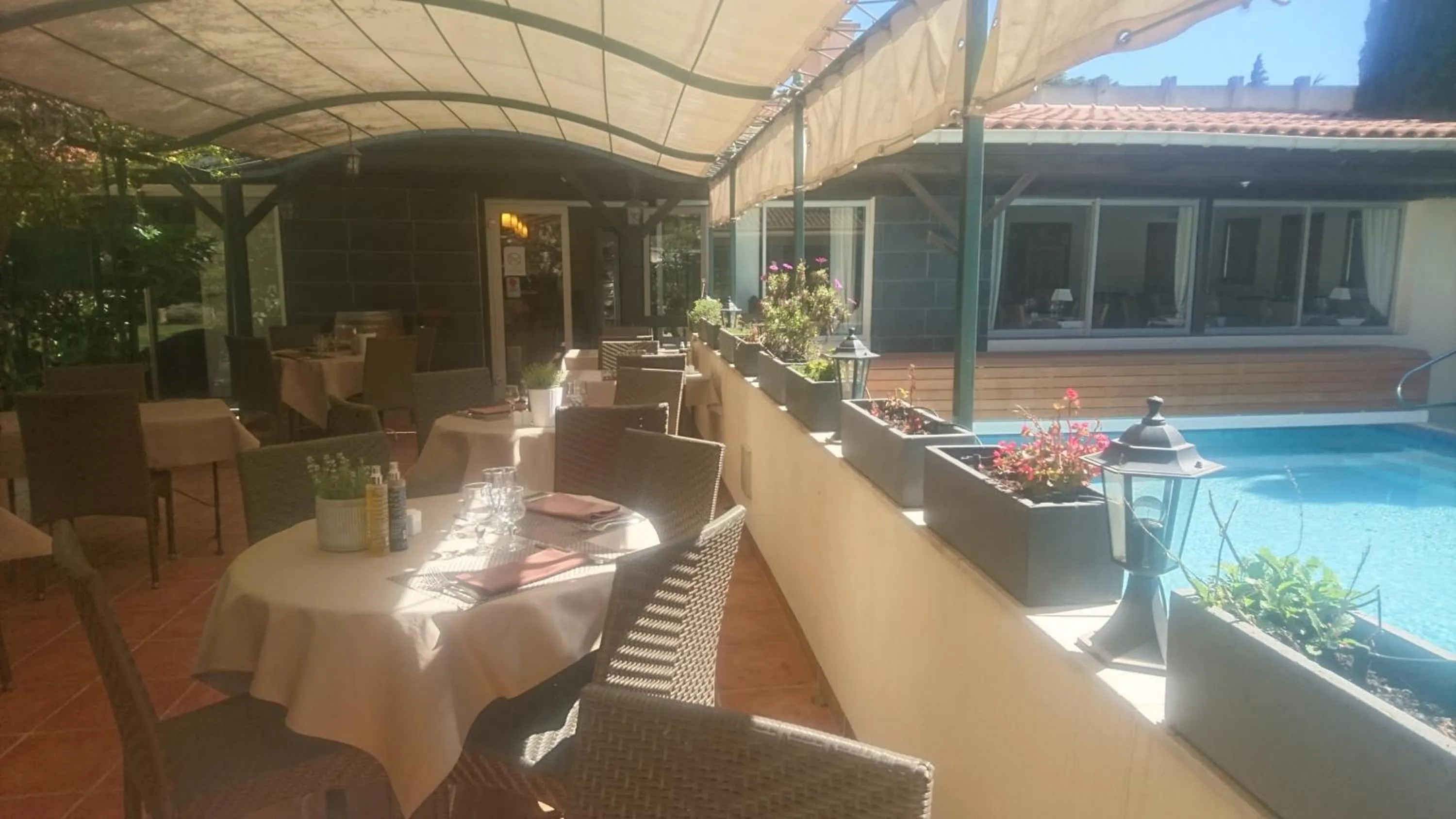 Restaurant/places to eat in Logis Hôtel - Restaurant Résidence Les Cèdres