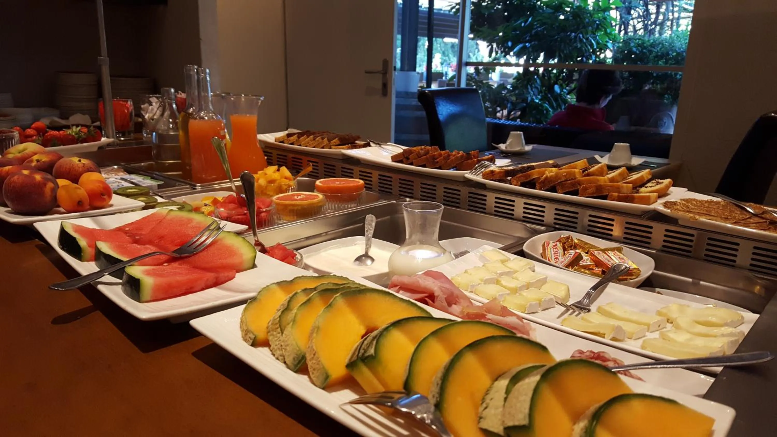 Breakfast in Logis Hôtel - Restaurant Résidence Les Cèdres