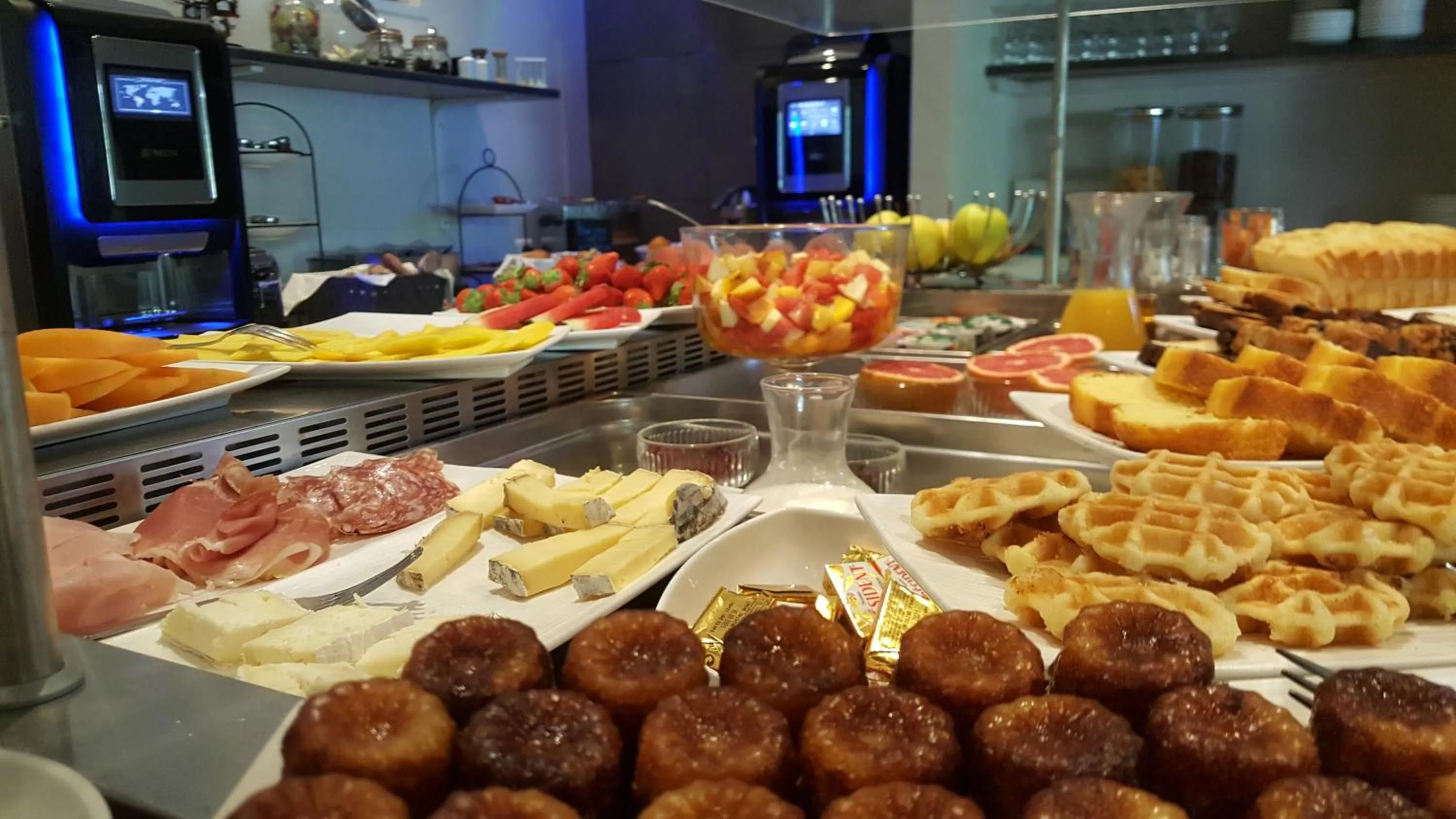 Buffet breakfast in Logis Hôtel - Restaurant Résidence Les Cèdres