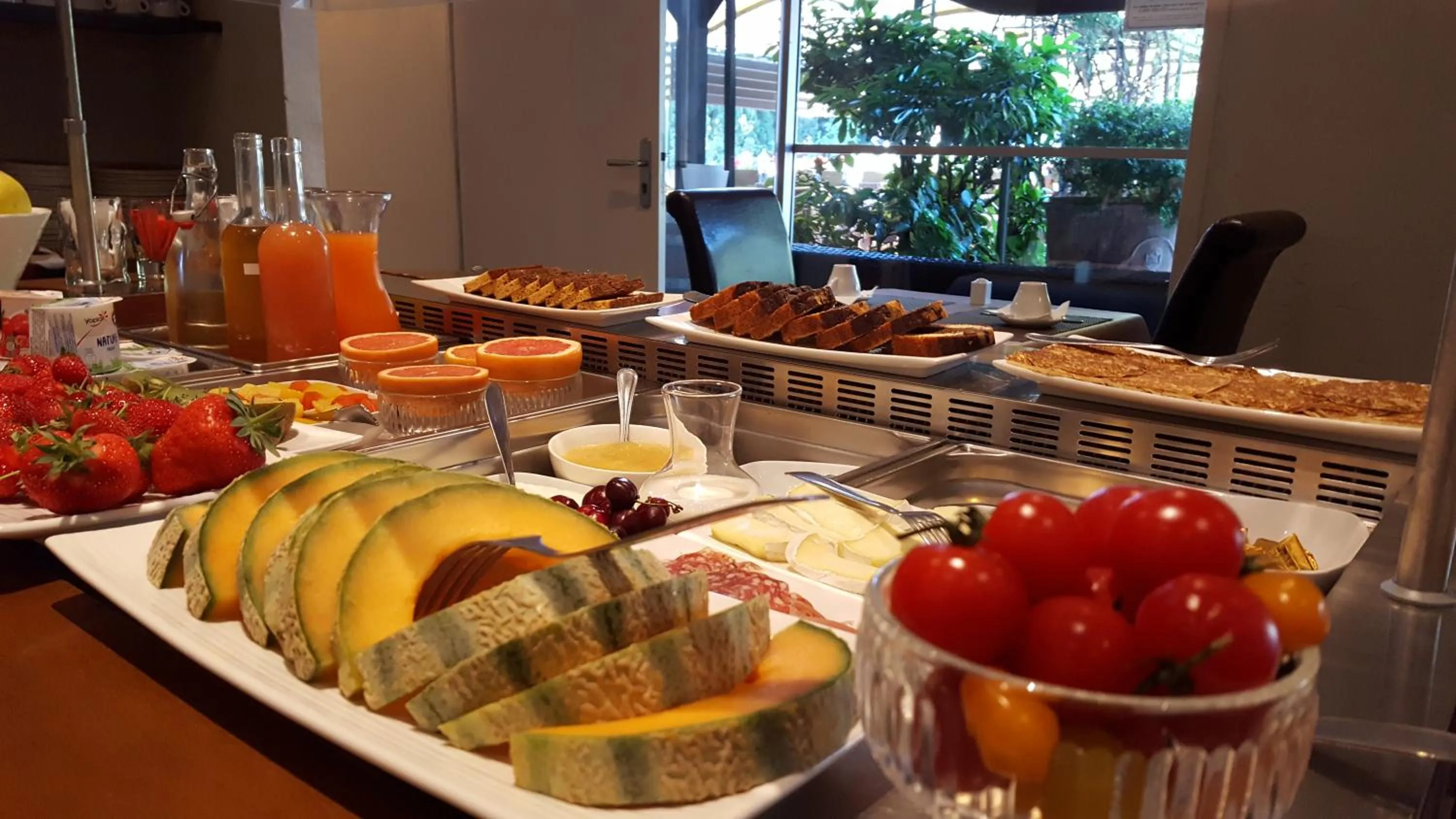 Breakfast in Logis Hôtel - Restaurant Résidence Les Cèdres