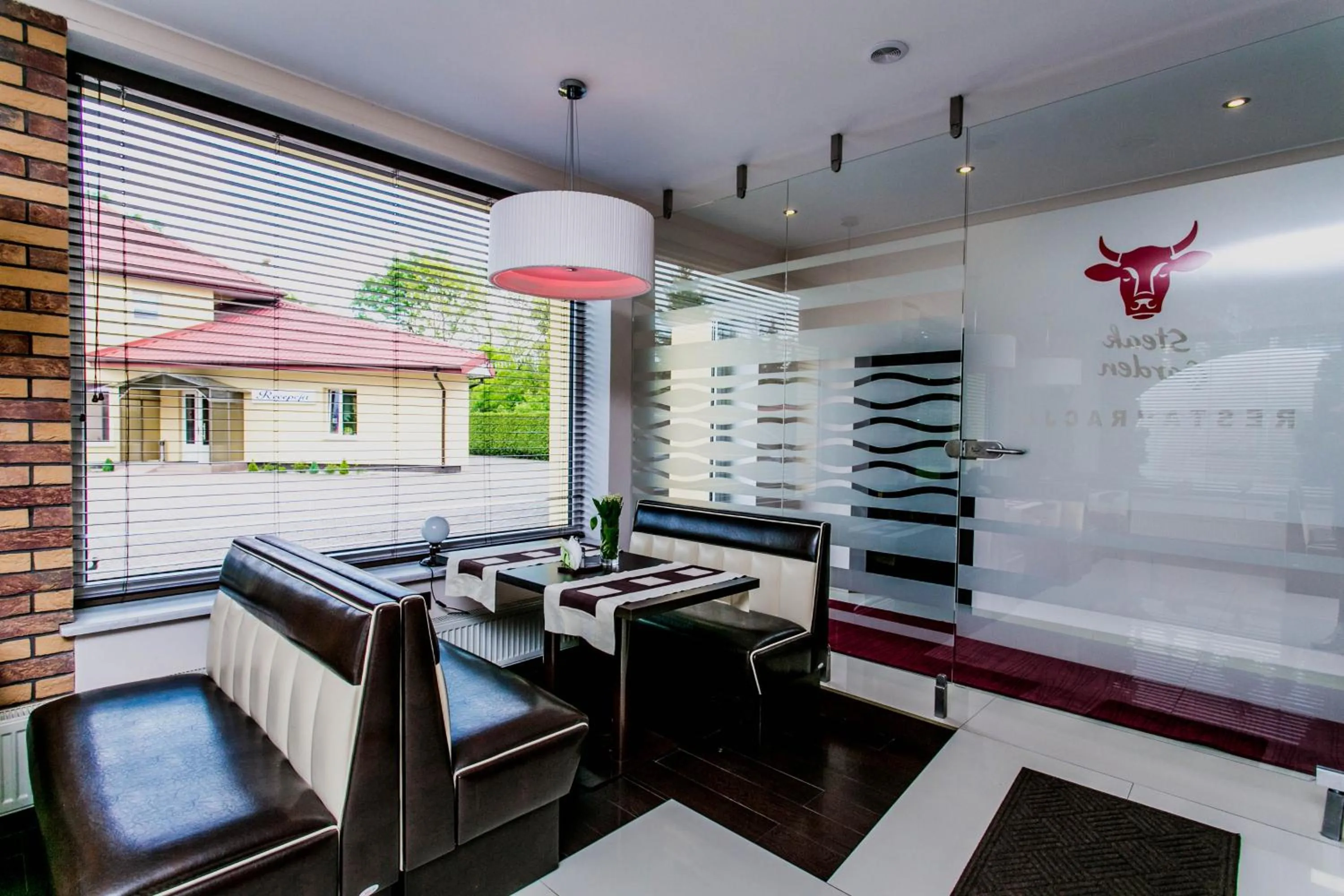 Restaurant/places to eat in Hotel Twins