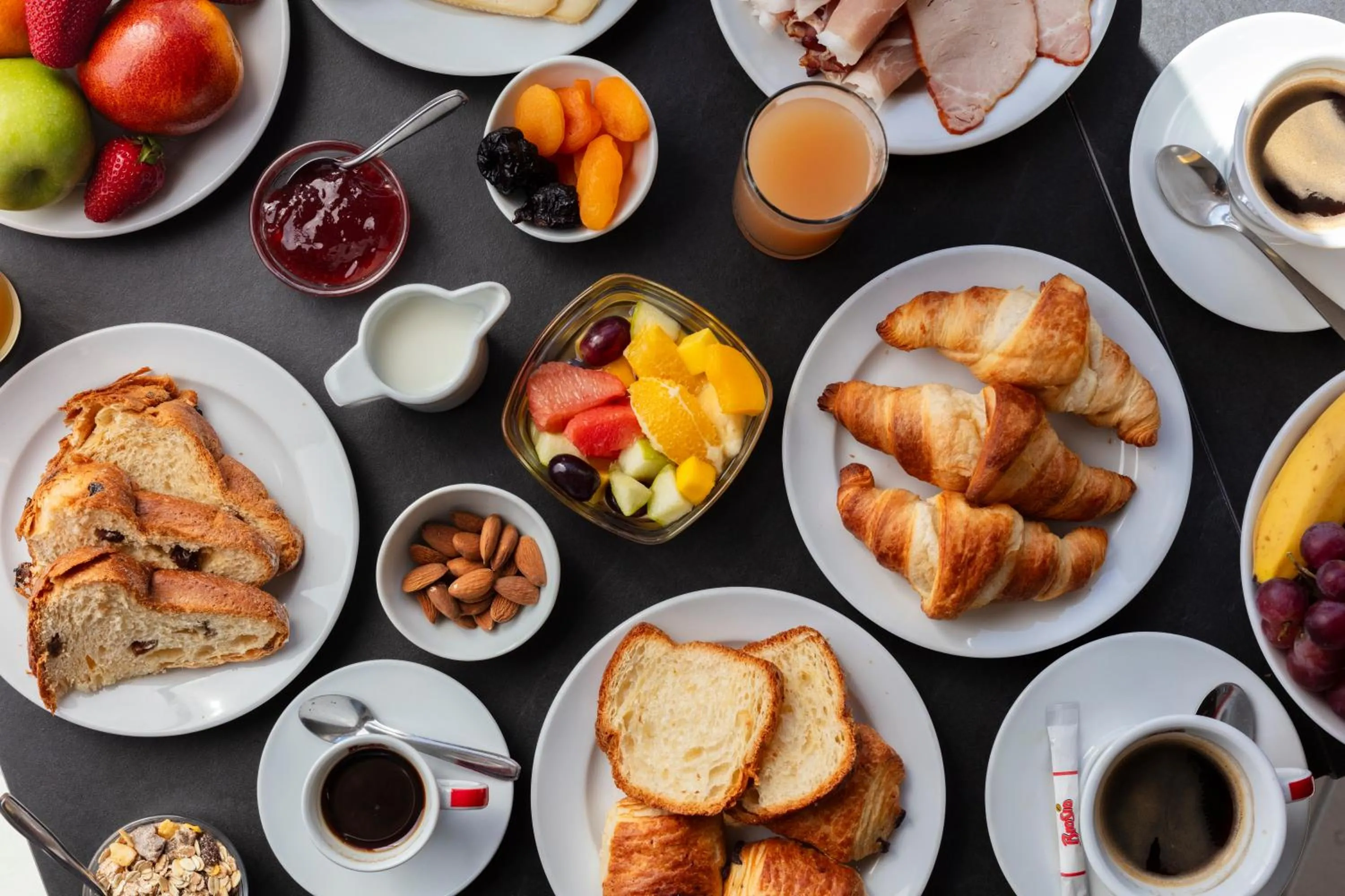 Breakfast in Hôtel Restaurant La Vallée Noble, proche Eguisheim Colmar