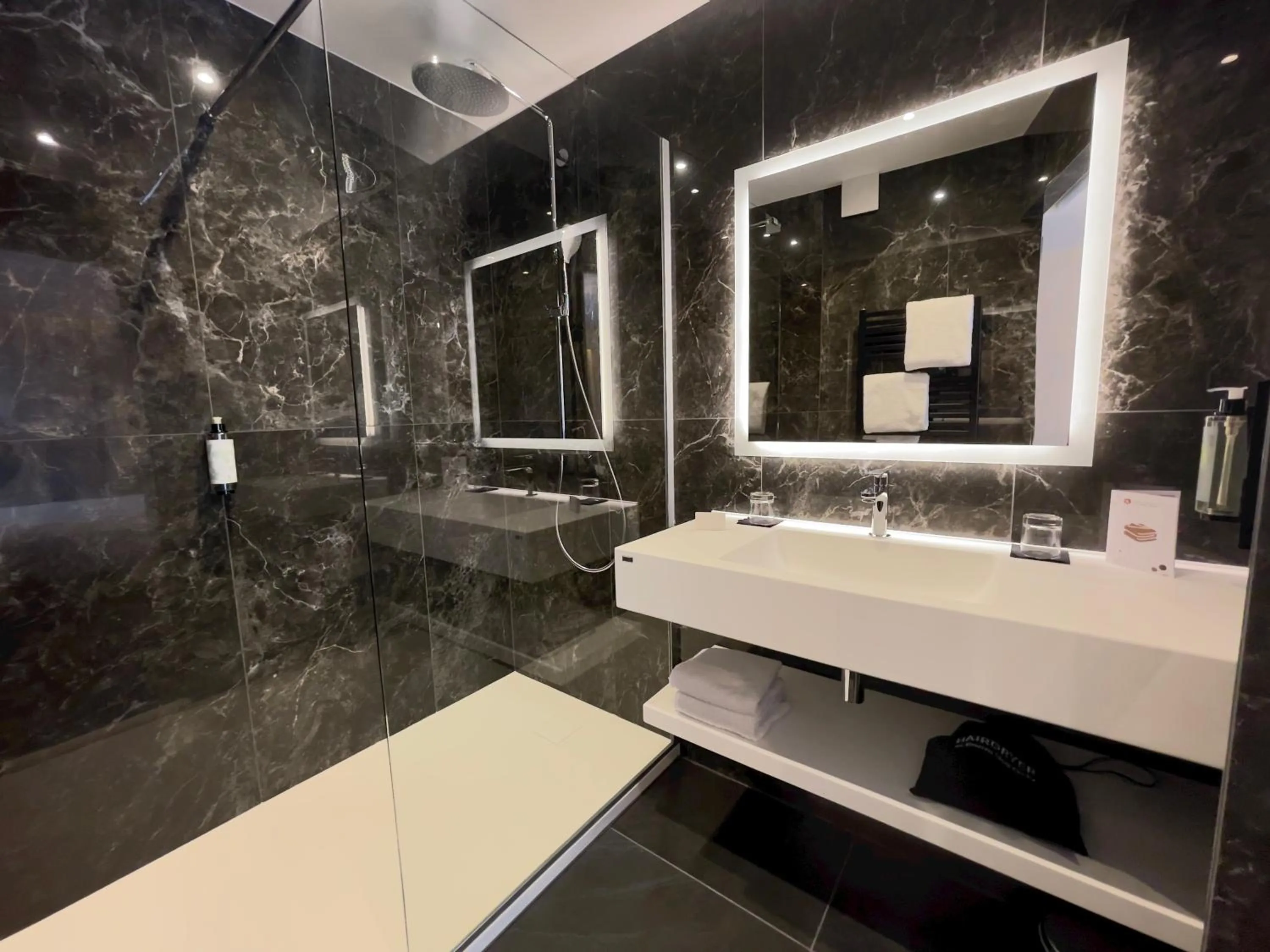 Bathroom in Hôtel Restaurant La Vallée Noble, proche Eguisheim Colmar