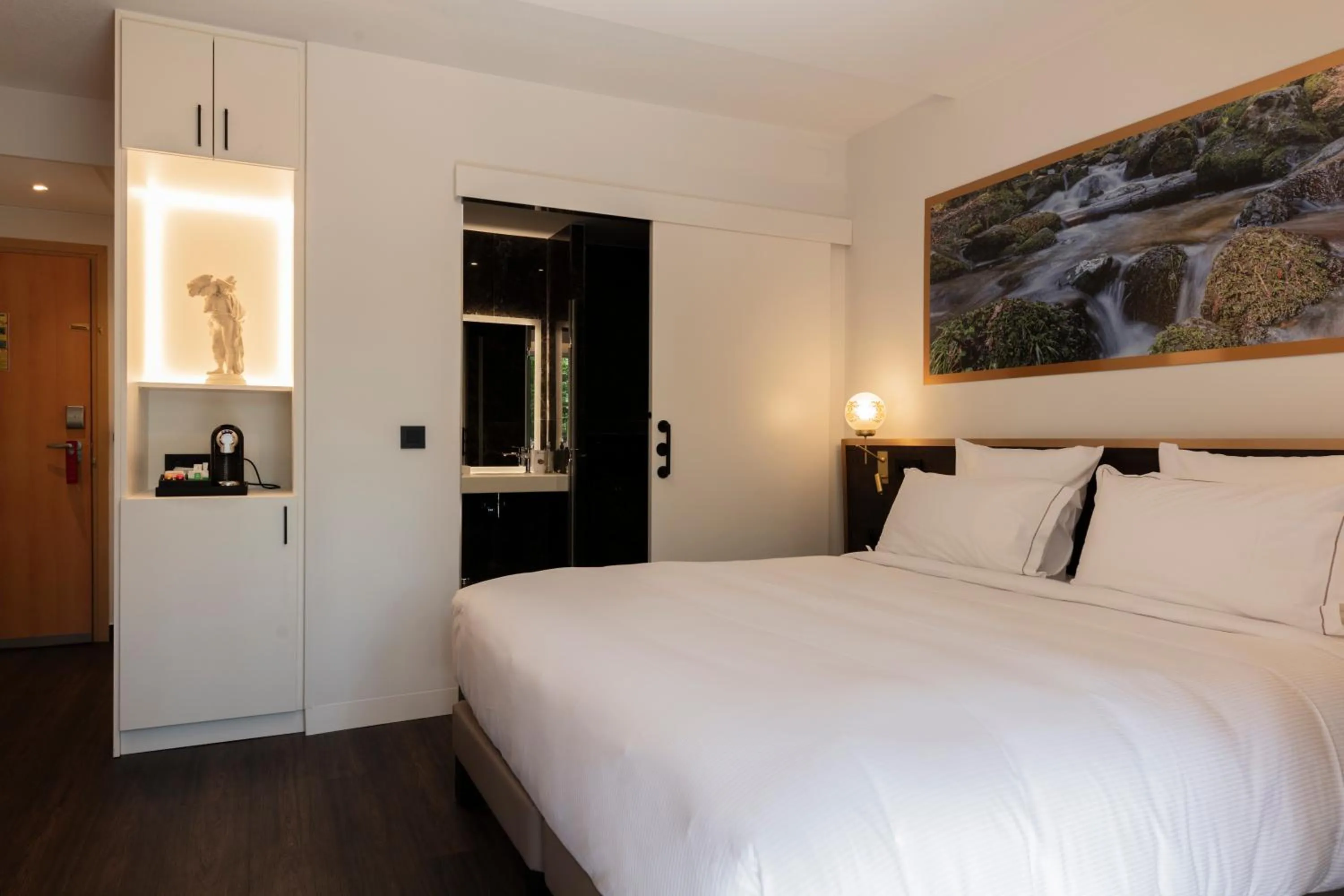 Bedroom, Bed in Hôtel Restaurant La Vallée Noble, proche Eguisheim Colmar