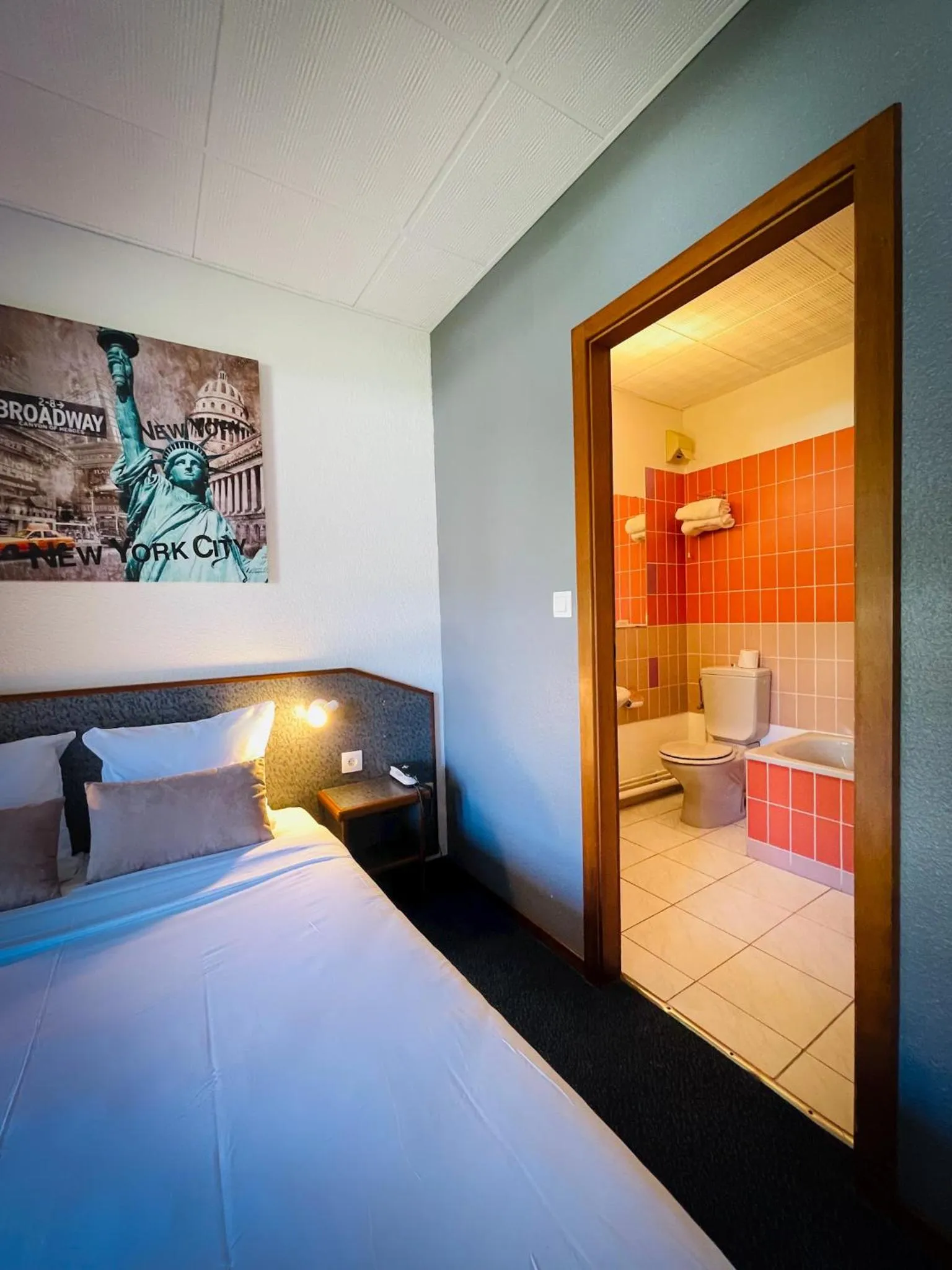 Bathroom, Bed in Hôtel Restaurant La Vallée Noble, proche Eguisheim Colmar