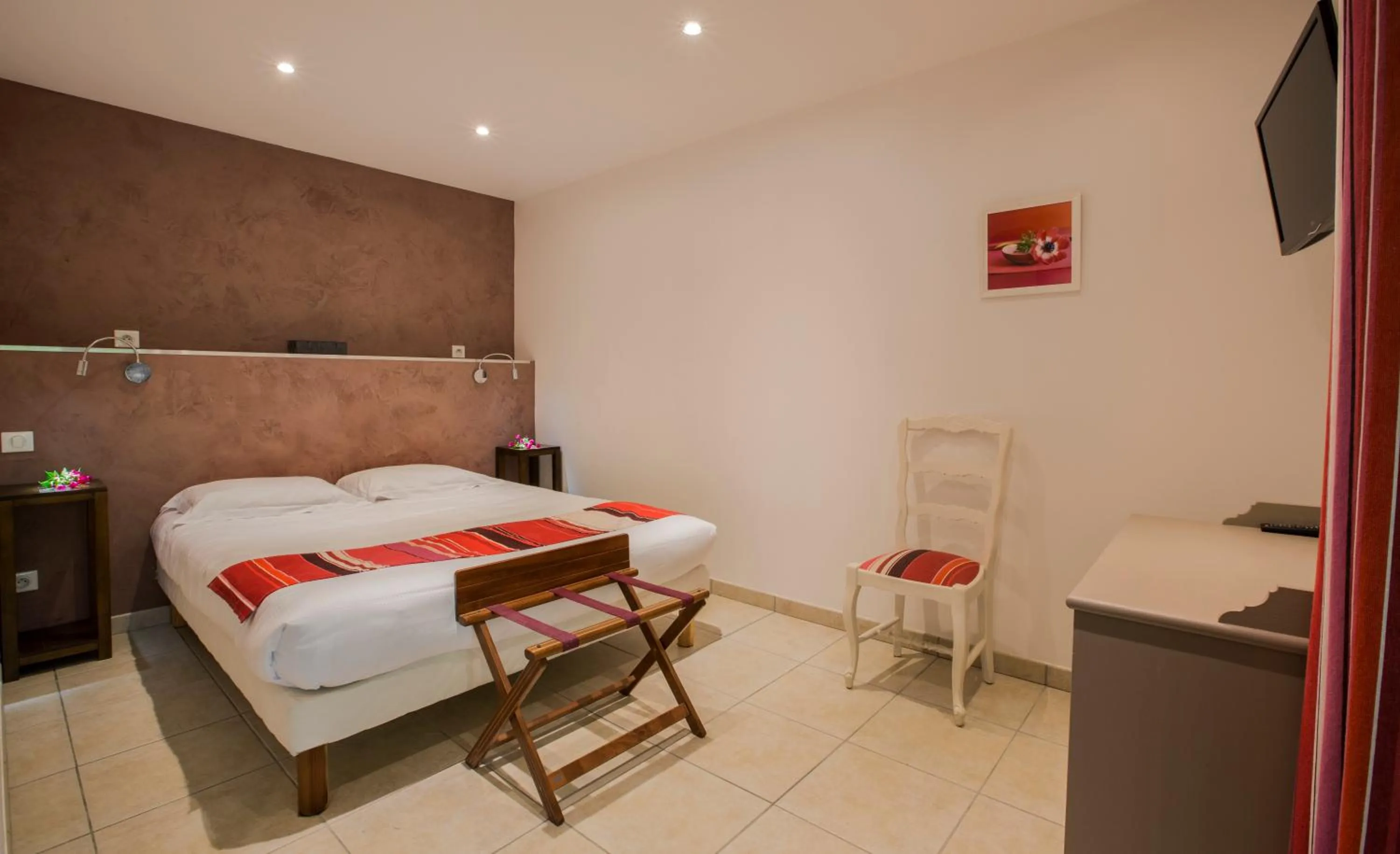 Photo of the whole room, Bed in Logis auberge restaurant Du Vigneron