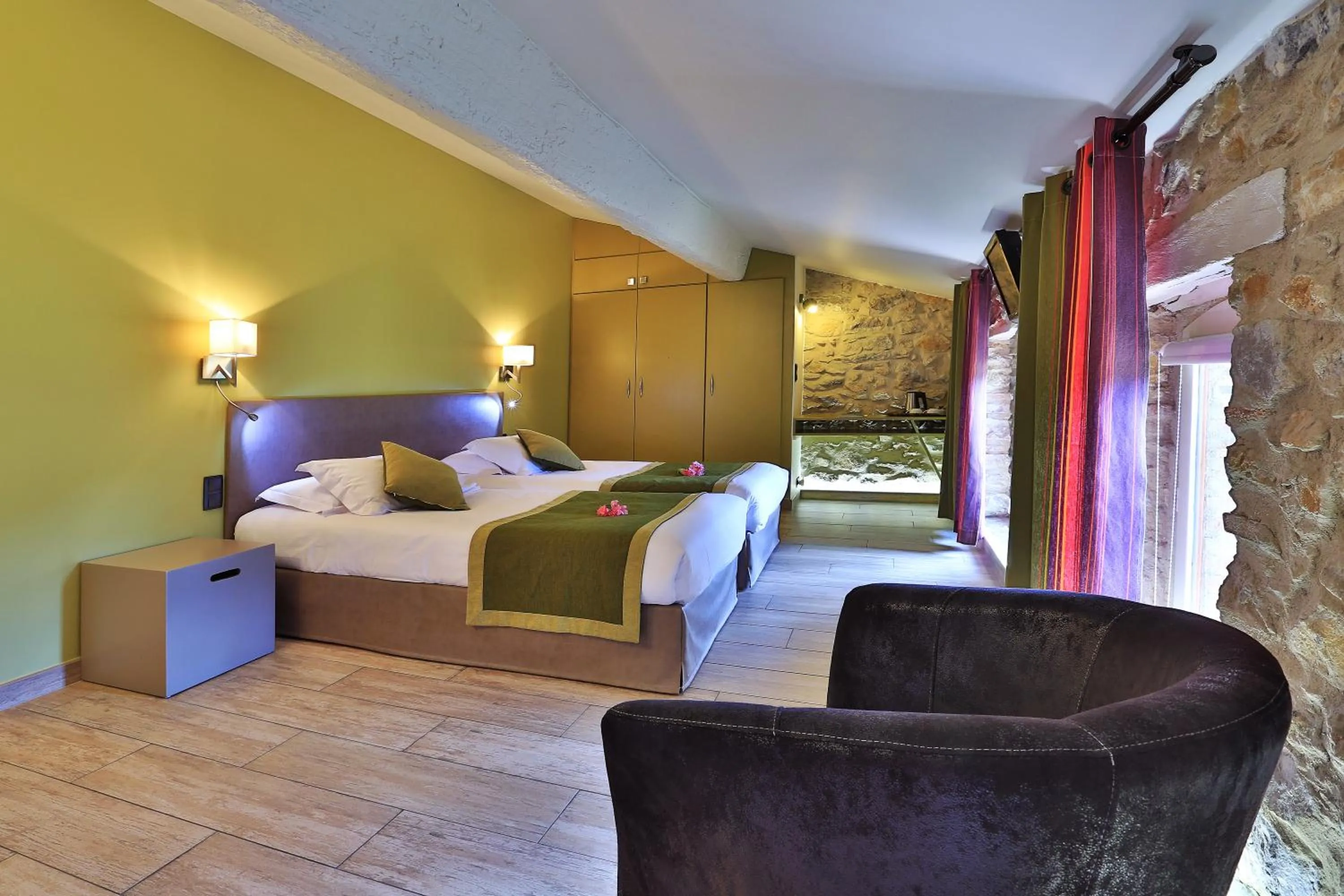 Photo of the whole room, Bed in Logis auberge restaurant Du Vigneron