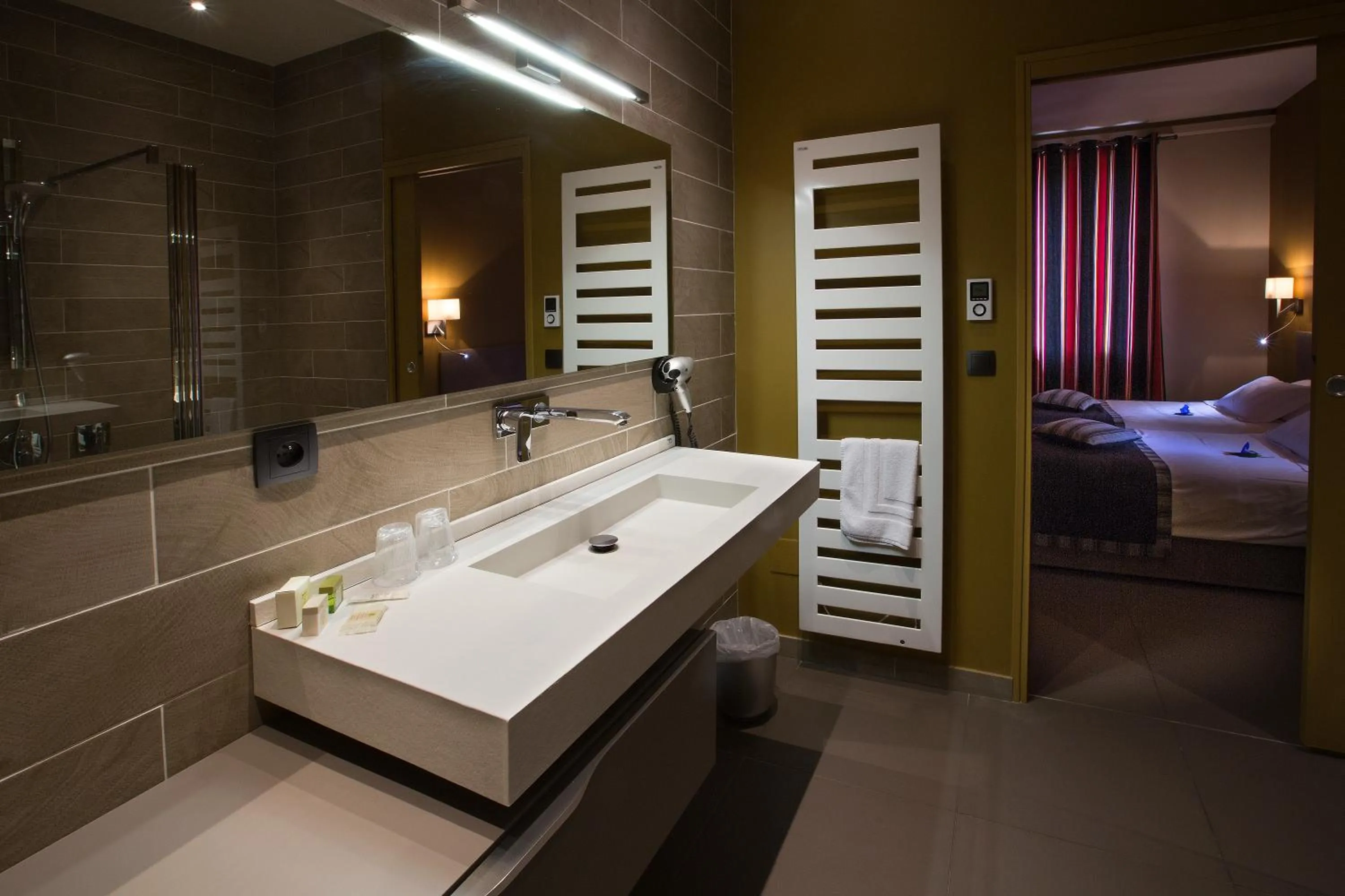 Bathroom, Bed in Logis auberge restaurant Du Vigneron