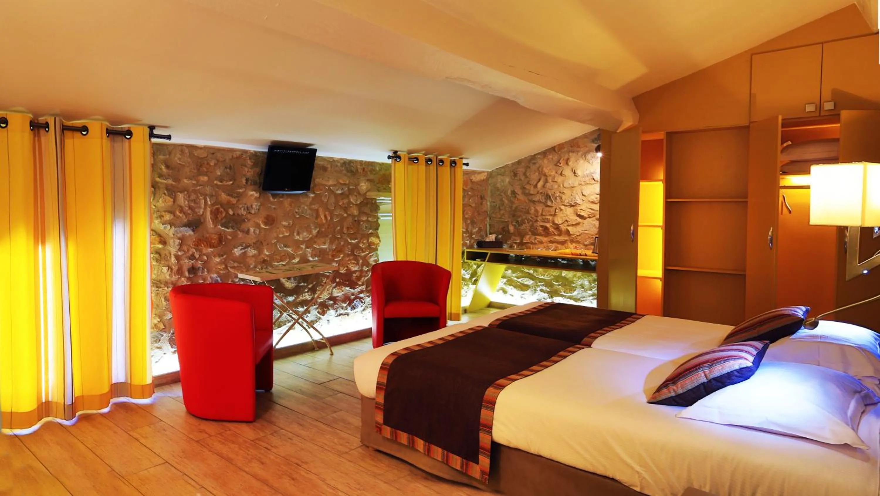 Photo of the whole room, Bed in Logis auberge restaurant Du Vigneron