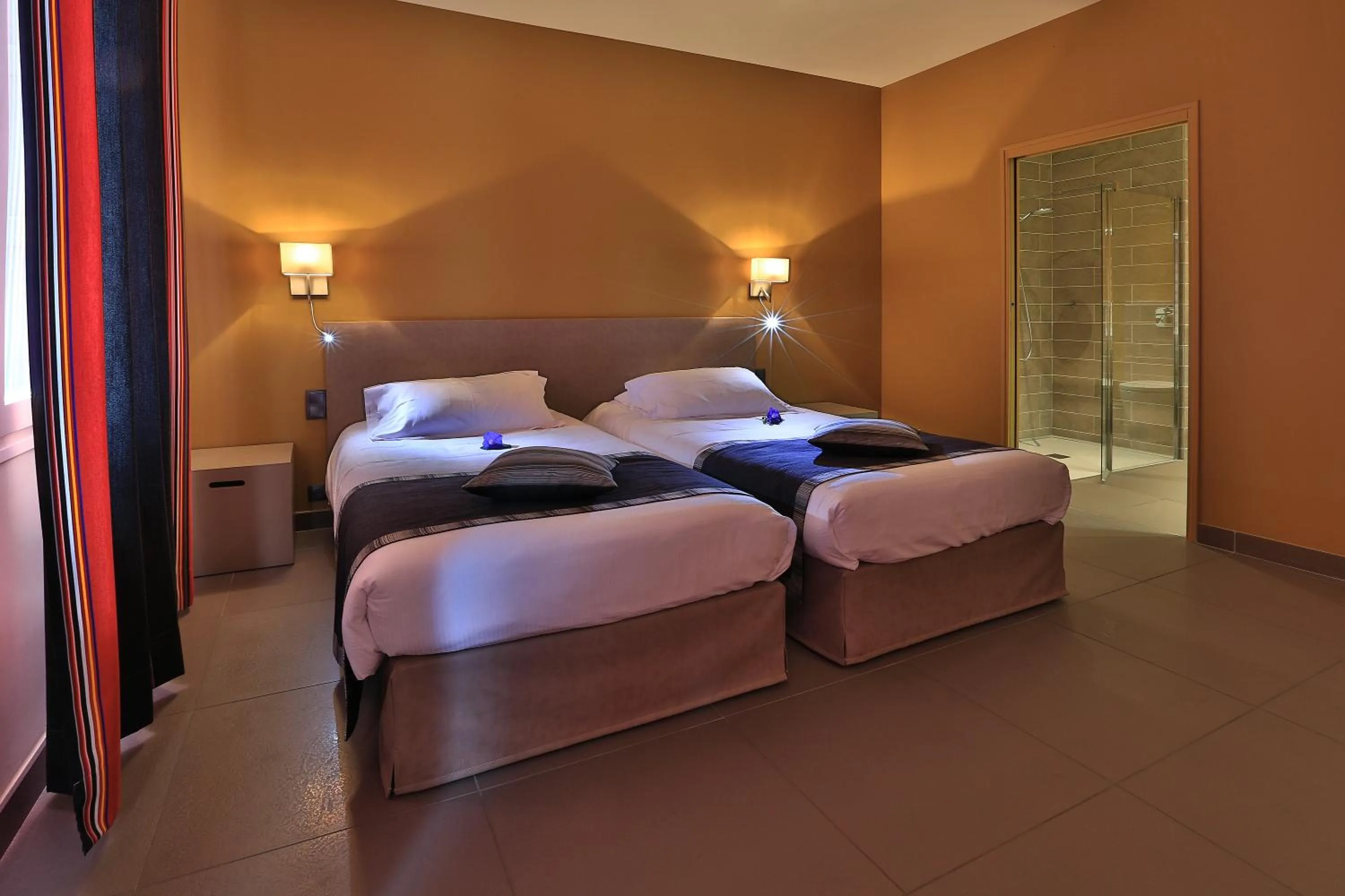 Photo of the whole room, Bed in Logis auberge restaurant Du Vigneron