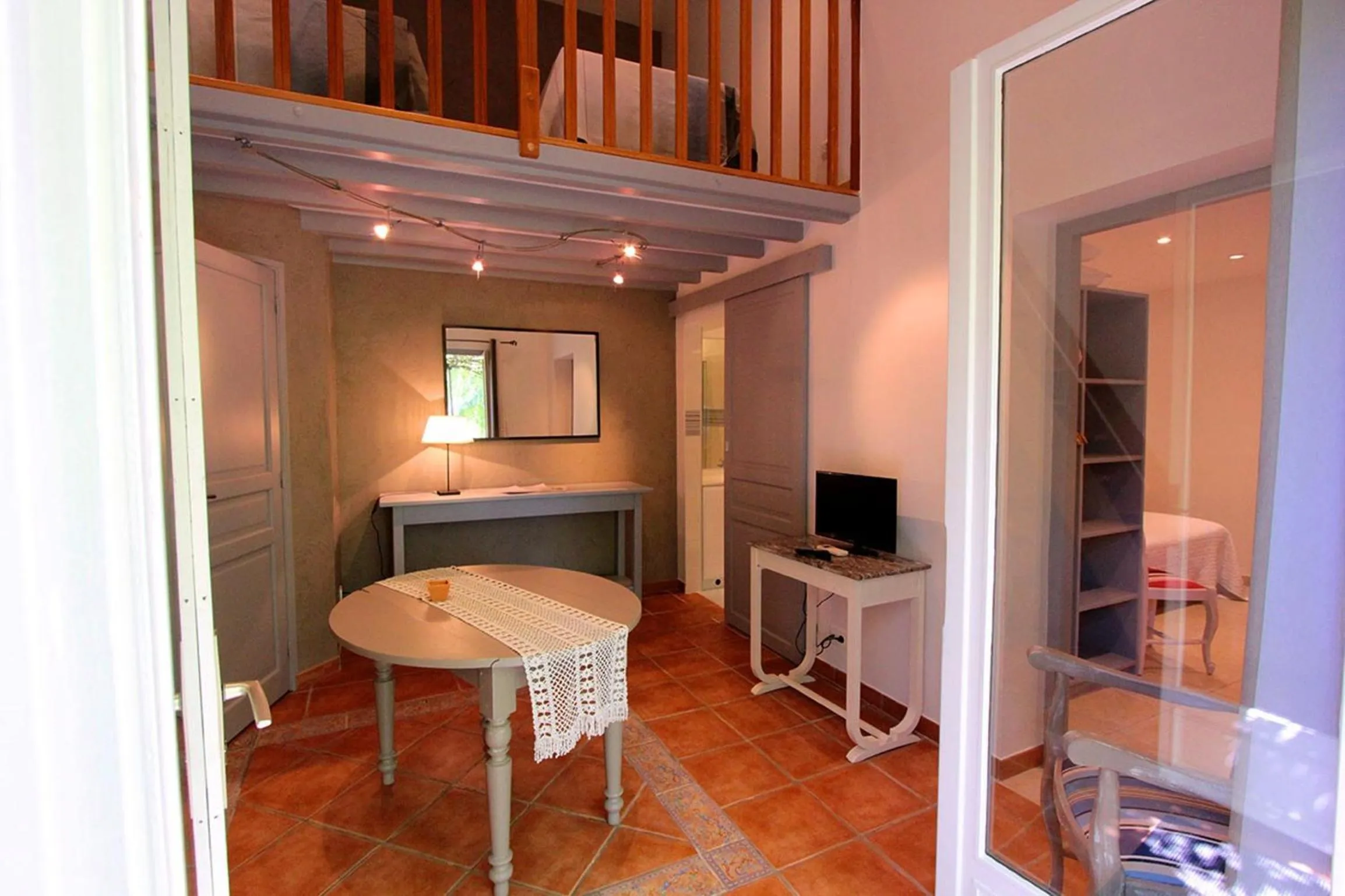 TV and multimedia in Logis auberge restaurant Du Vigneron