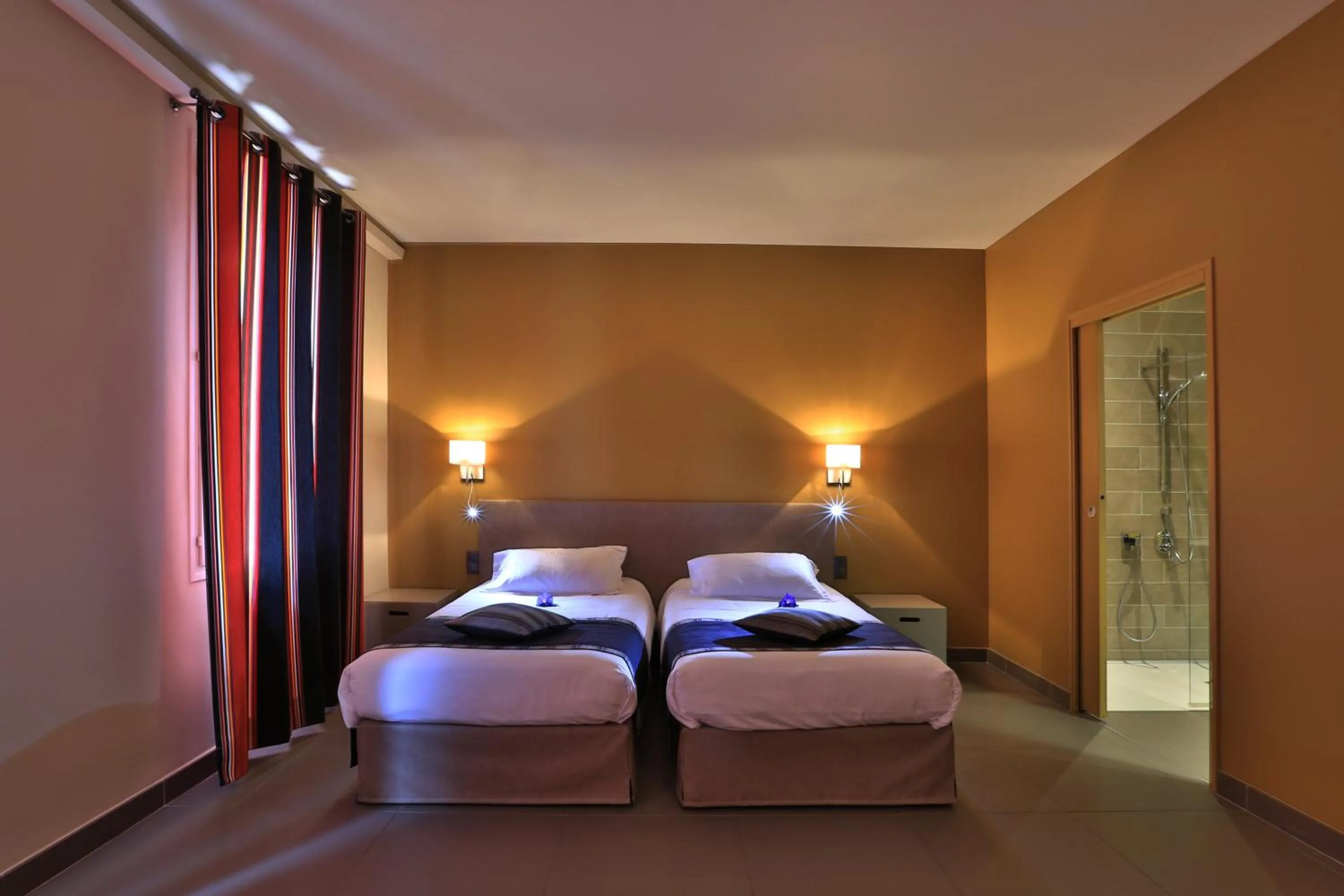 Photo of the whole room, Bed in Logis auberge restaurant Du Vigneron