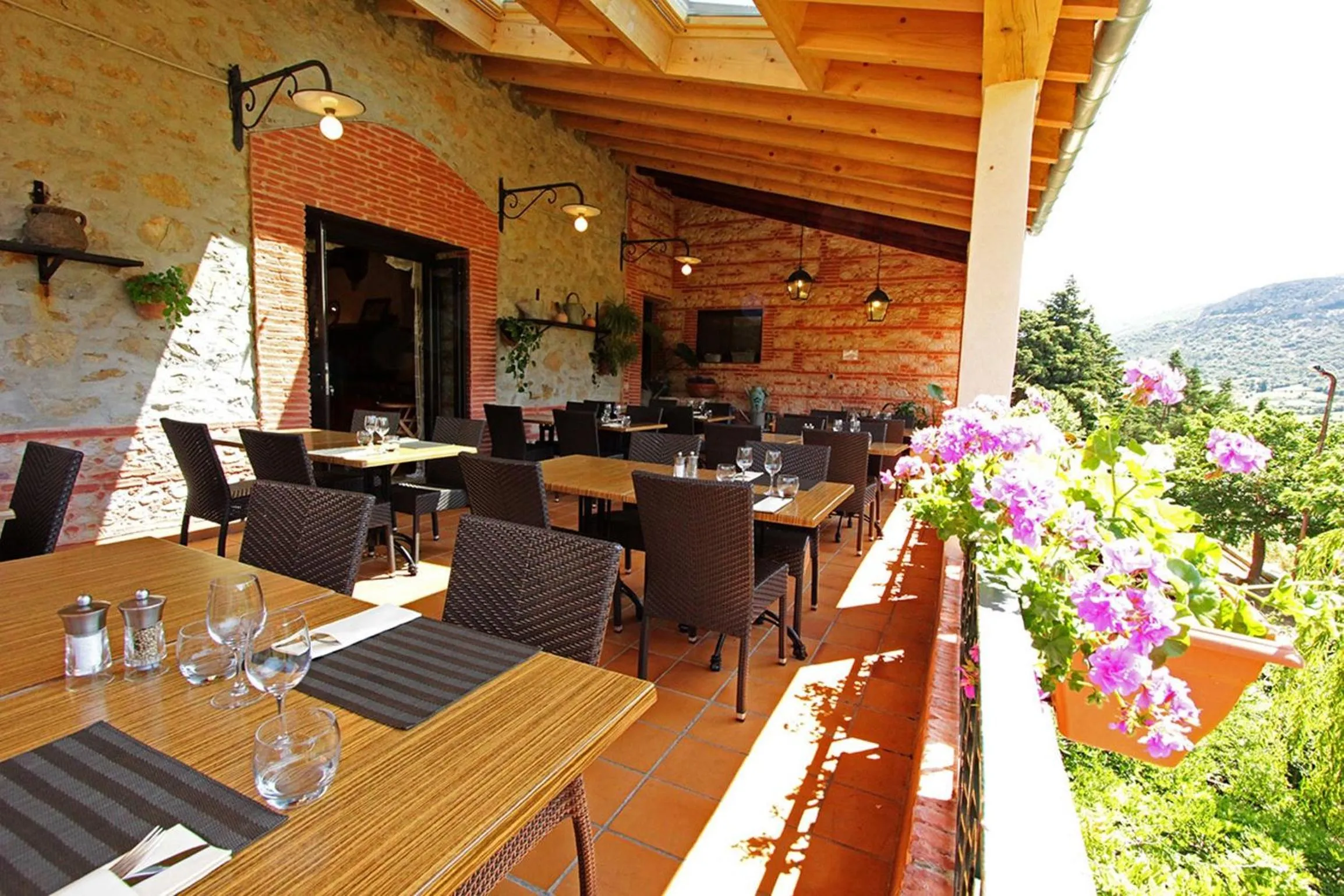 Patio in Logis auberge restaurant Du Vigneron
