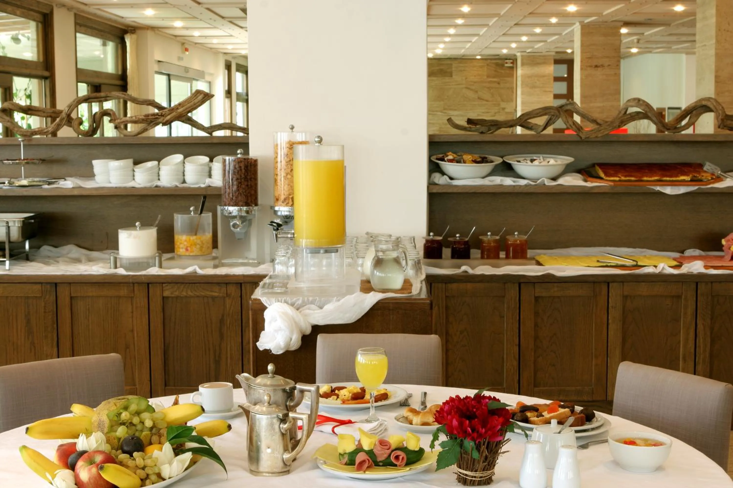 Restaurant/places to eat in Hotel Antonios