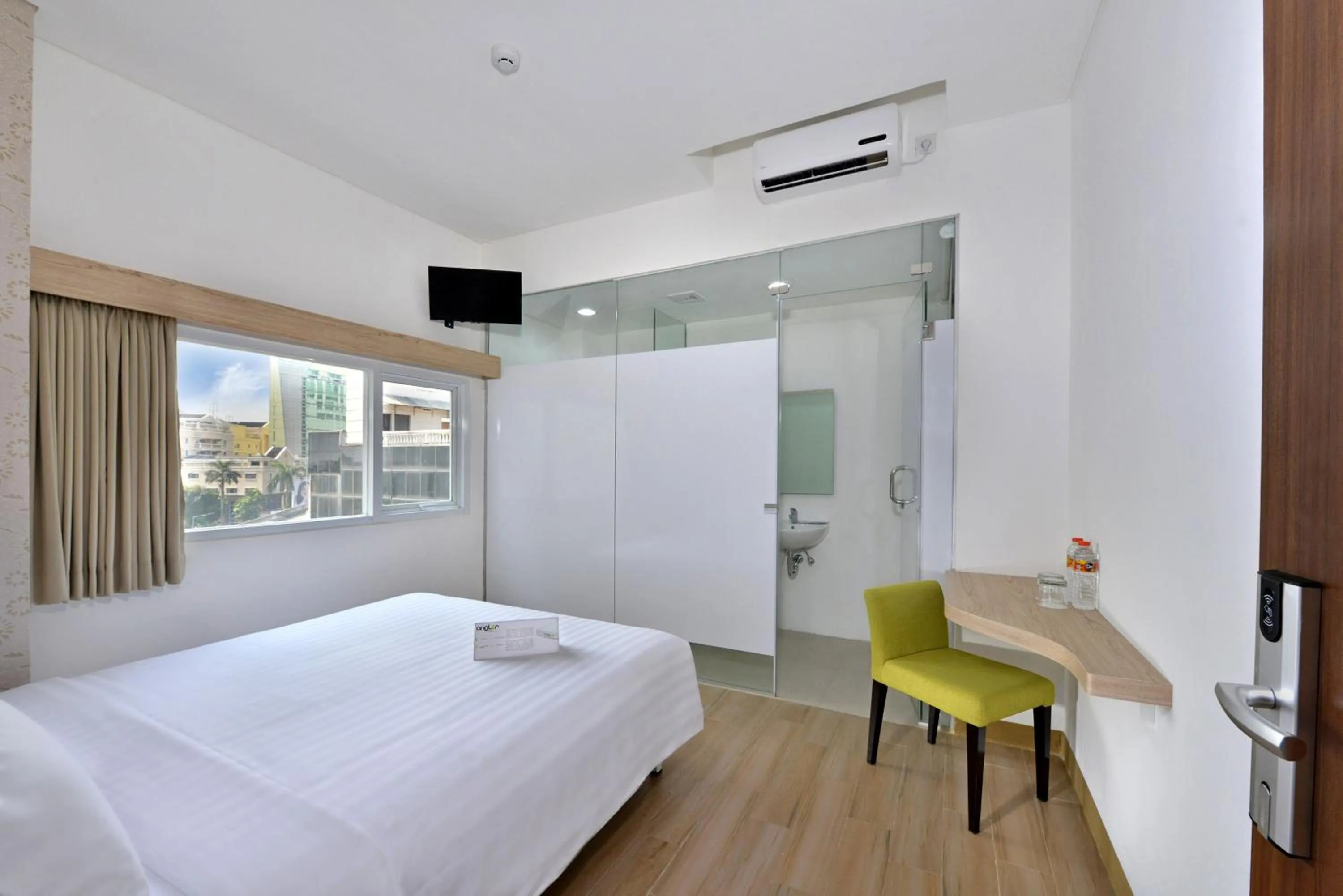 Bedroom, Bed in Whiz Hotel Falatehan Jakarta