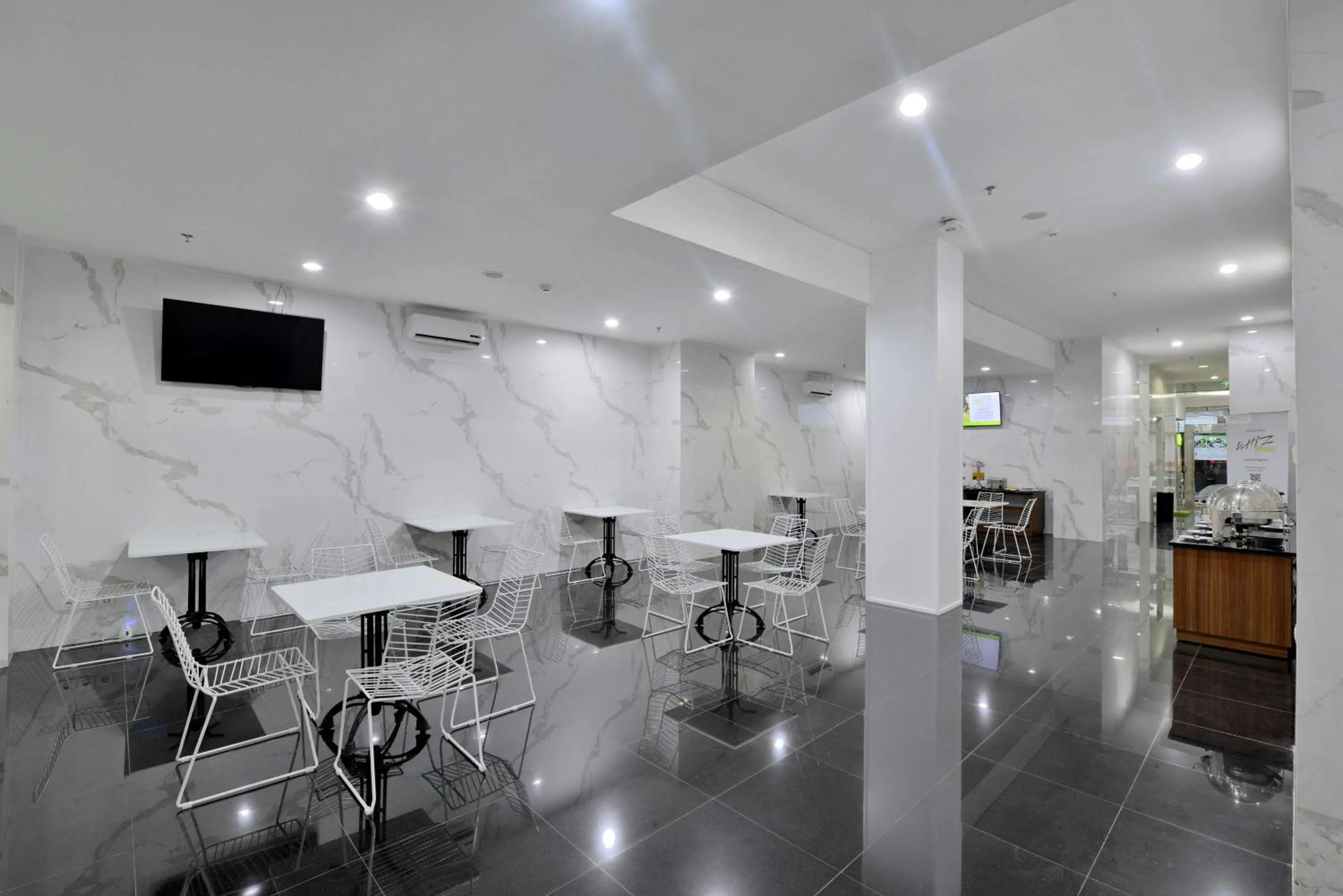 Restaurant/places to eat in Whiz Hotel Falatehan Jakarta